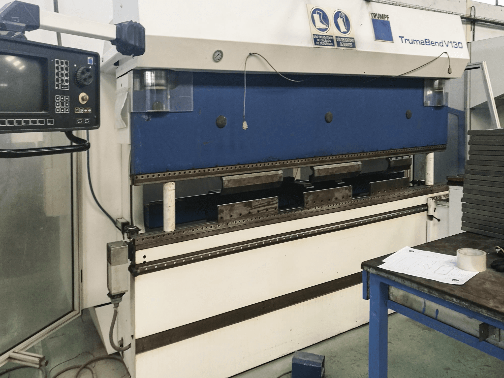 Widok z lewej maszyny Trumpf TrumaBend V130