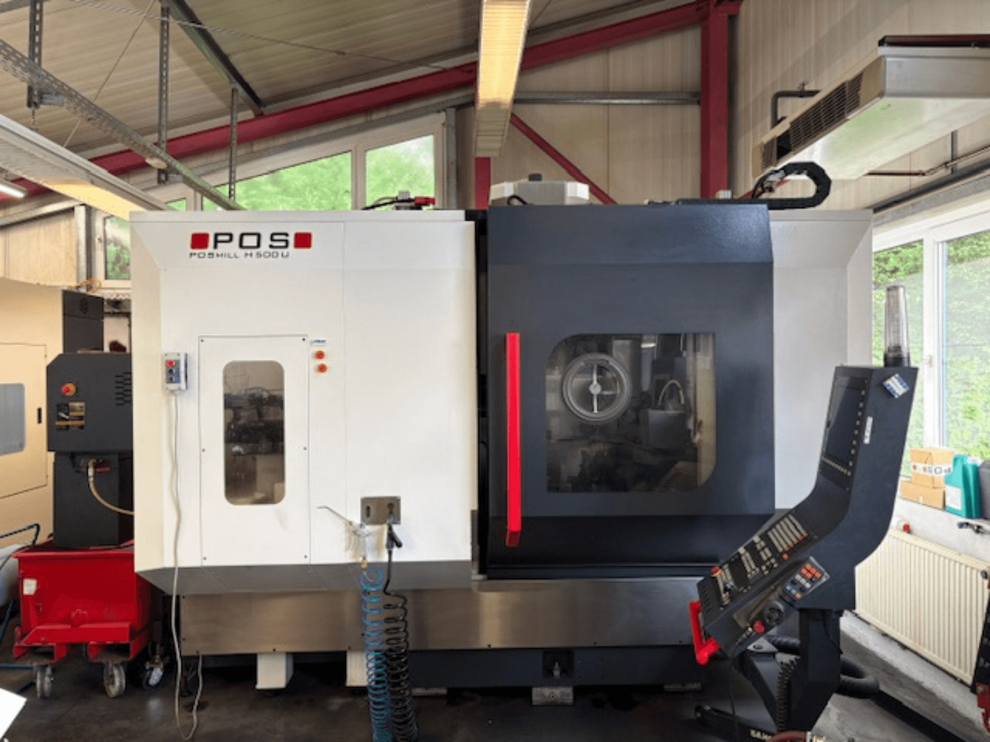 Frezarka POS POMILL H500 U widziana od przodu, z panelem sterowania i oknem operacyjnym.