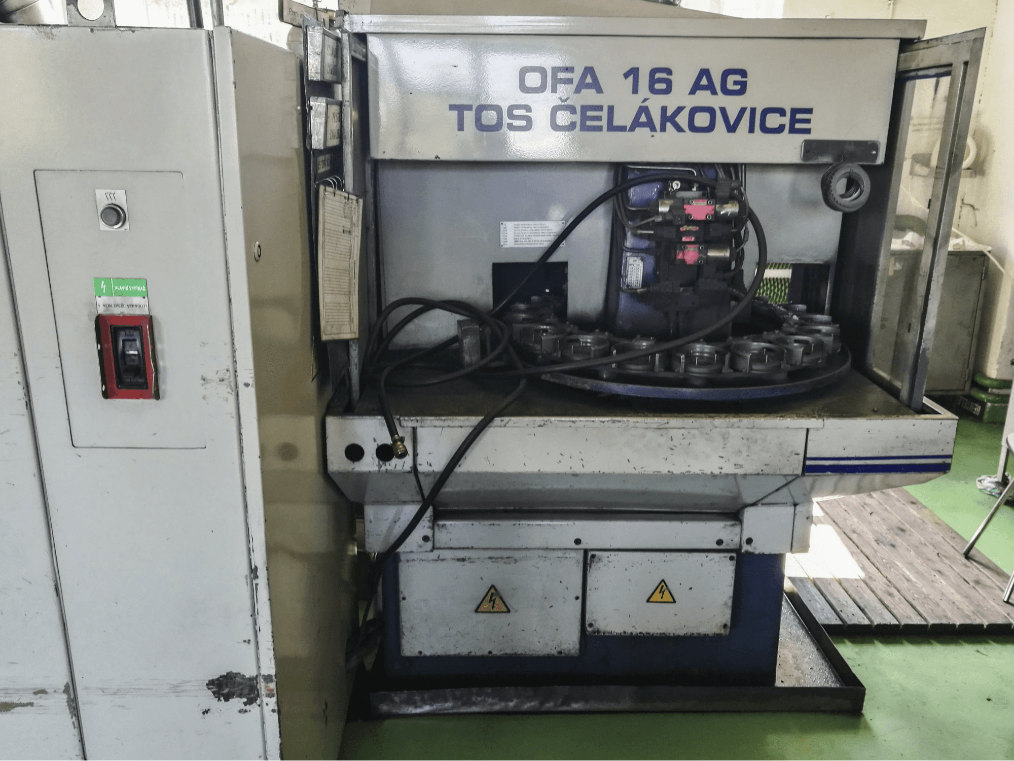 Widok z przodu maszyny TOS OFA 16 AG