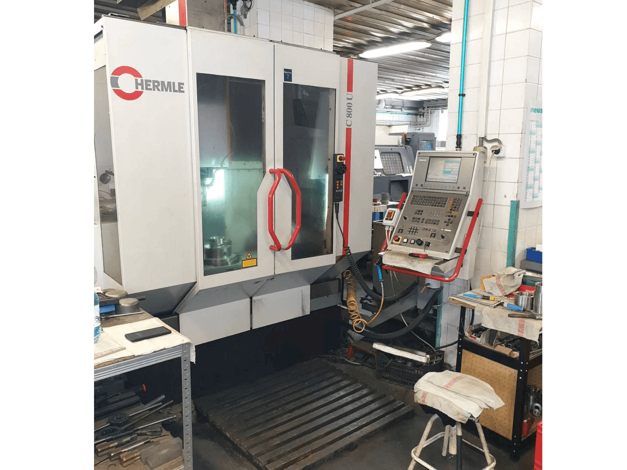 Widok z przodu maszyny HERMLE C800 U