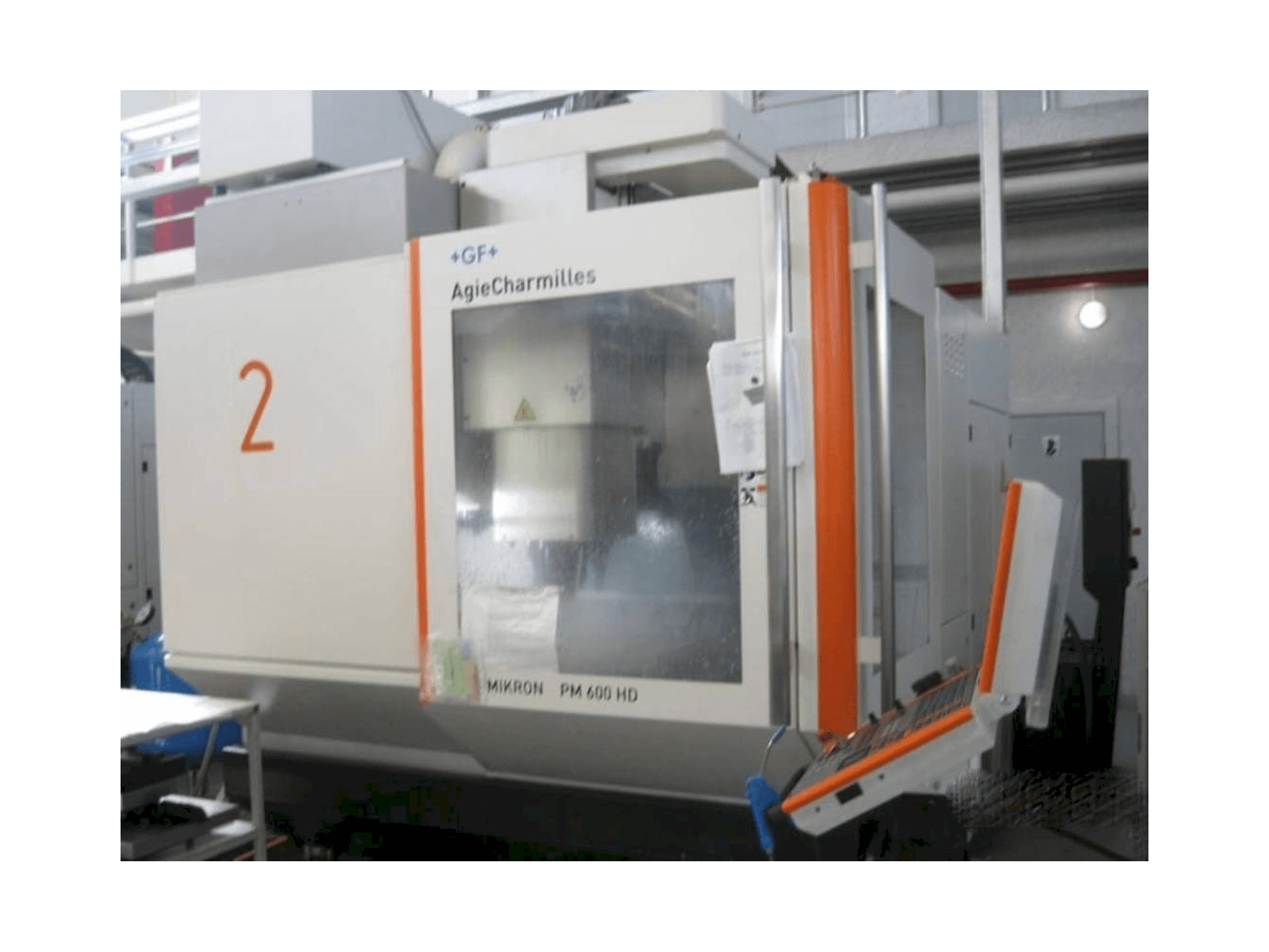 Widok z przodu maszyny AgieCharmilles Mikron HPM 600 HD