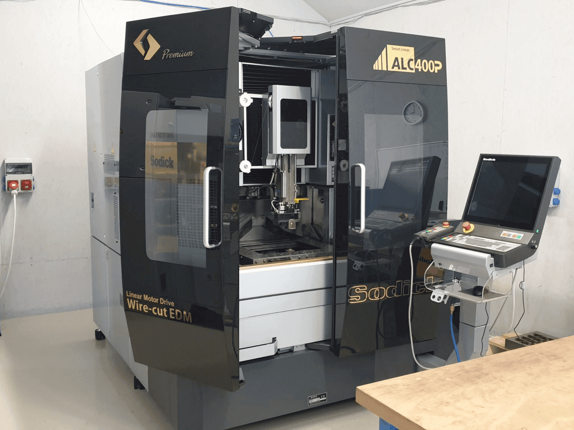 Widok z przodu maszyny Sodick SODICK ALC400P