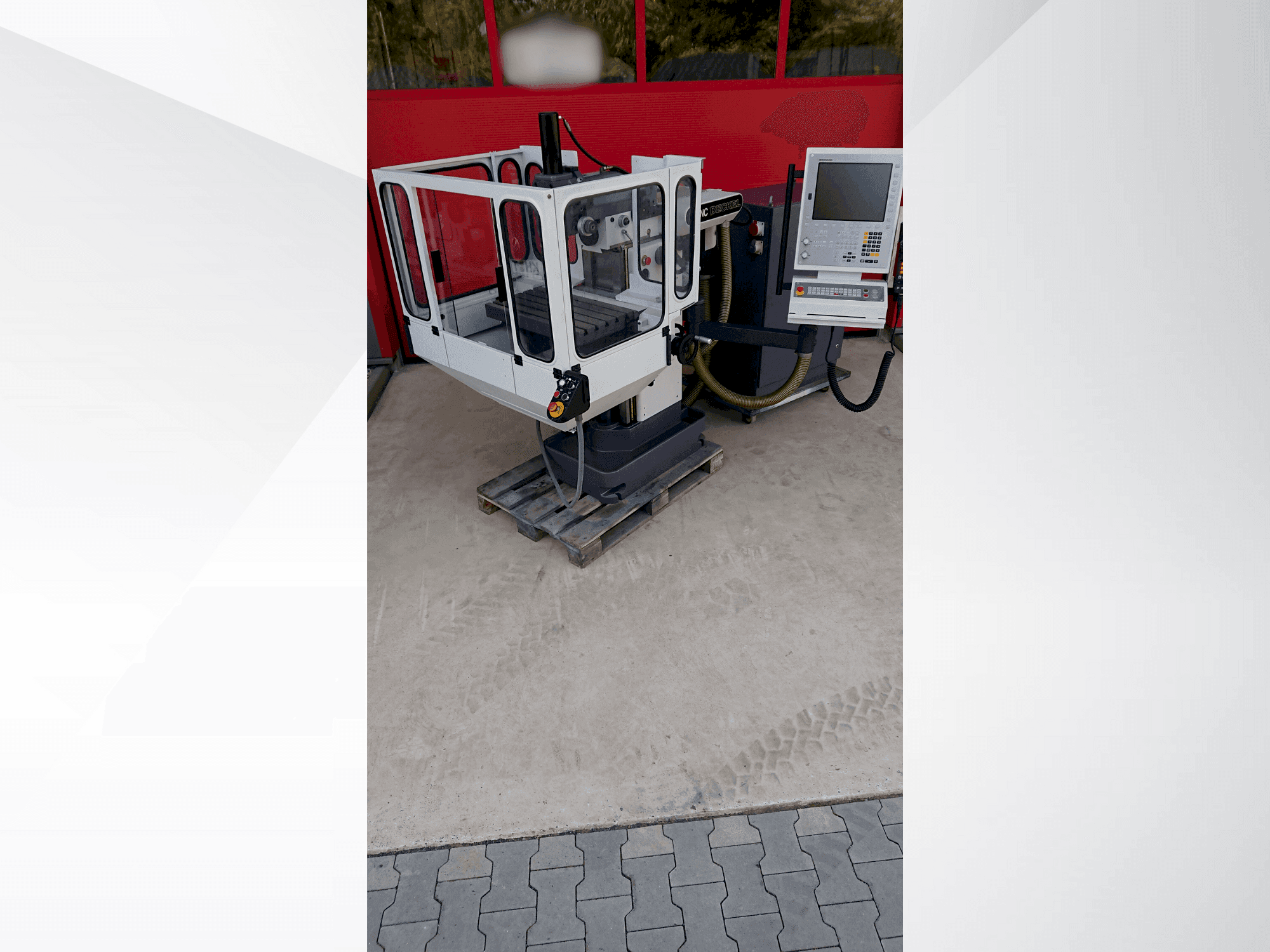 Widok z przodu maszyny DECKEL FP2NC