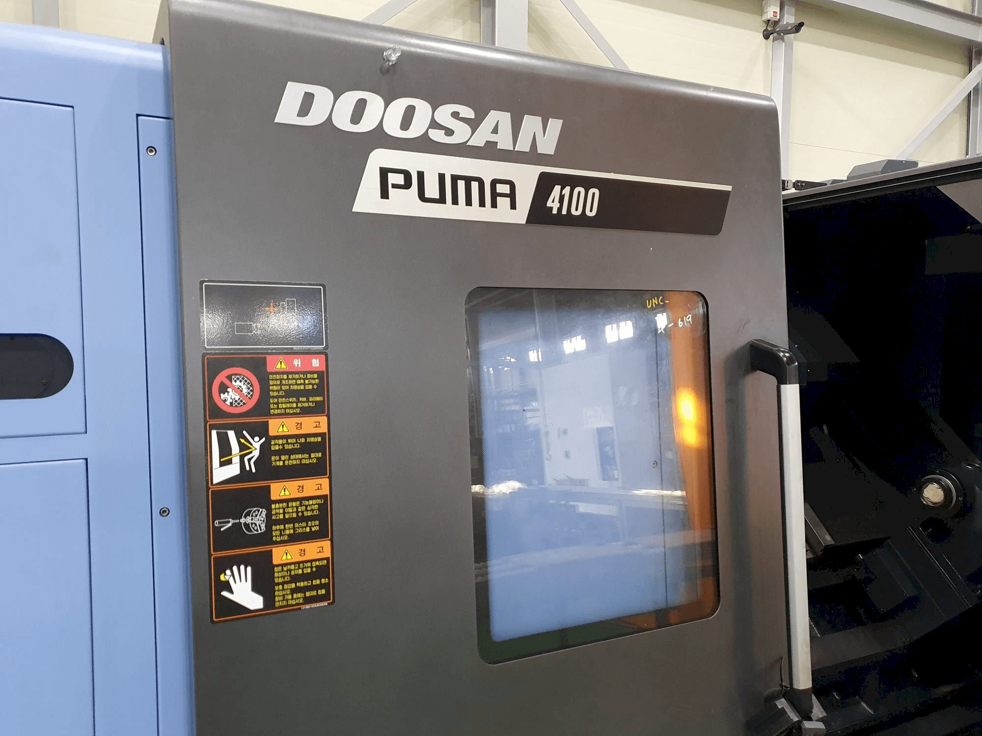 Widok z przodu maszyny Doosan PUMA 4100B