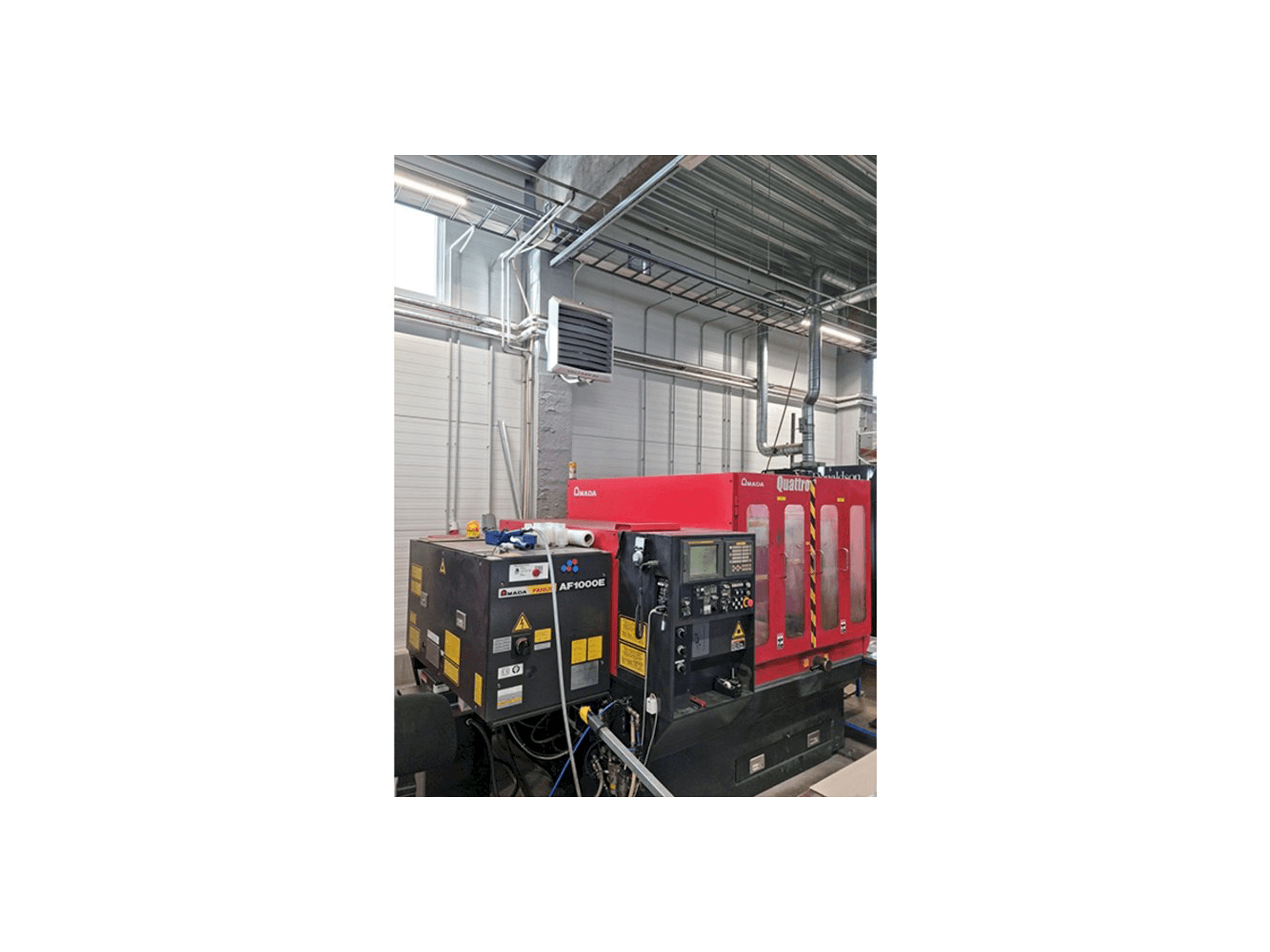 Widok lewej strony maszyny AMADA Quattro