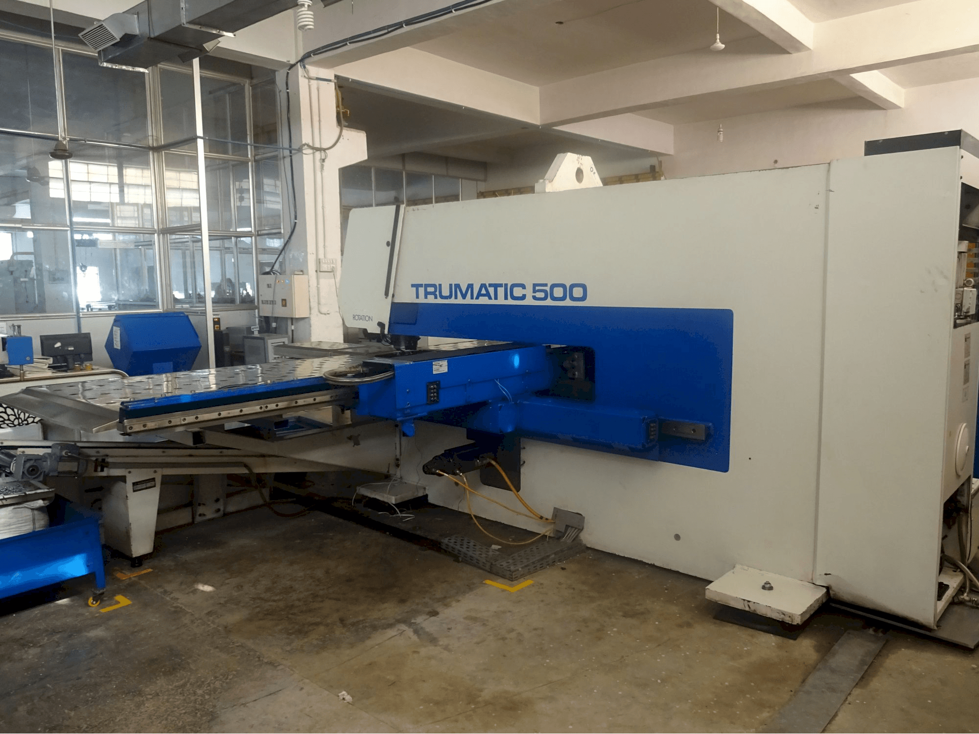 Widok prawej strony maszyny Trumpf Trumatic 500 R