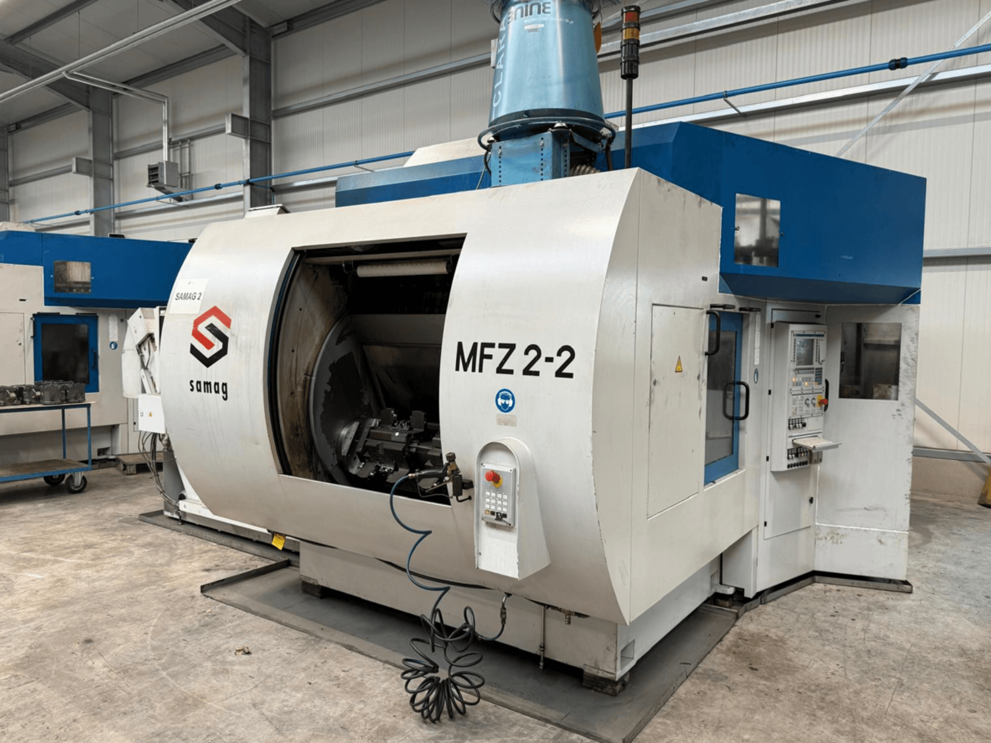 Frezarka Samag MFZ 2-2 w widoku z boku, z dużą, otwartą komorą i panelem sterowania z różnymi przyciskami i pokrętłami.