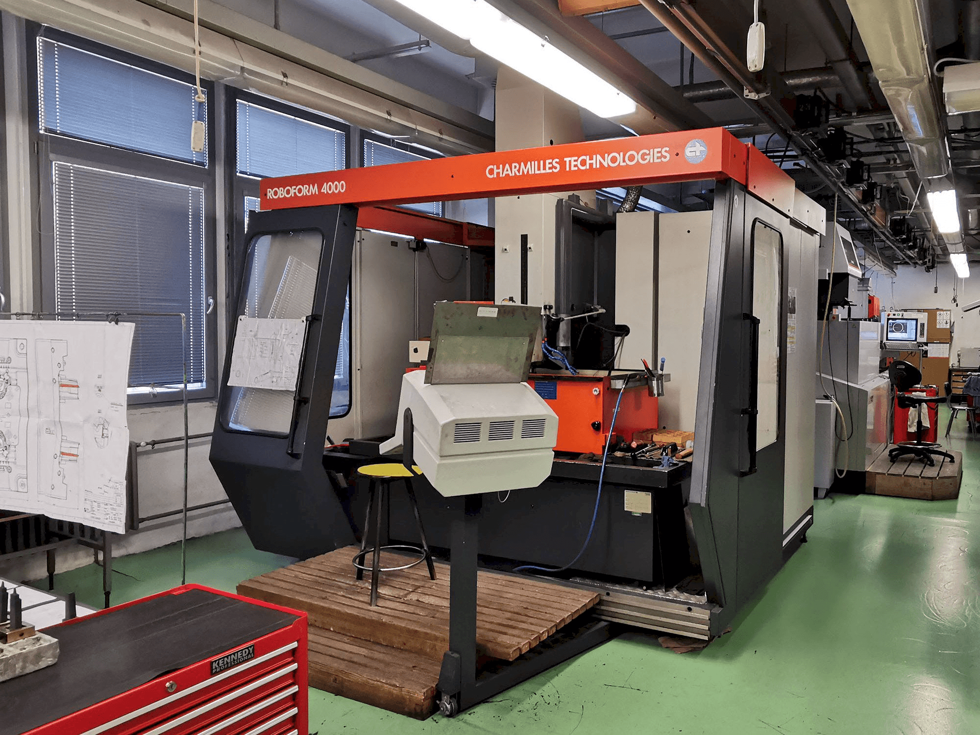 Widok z przodu maszyny CHARMILLES Roboform 4000