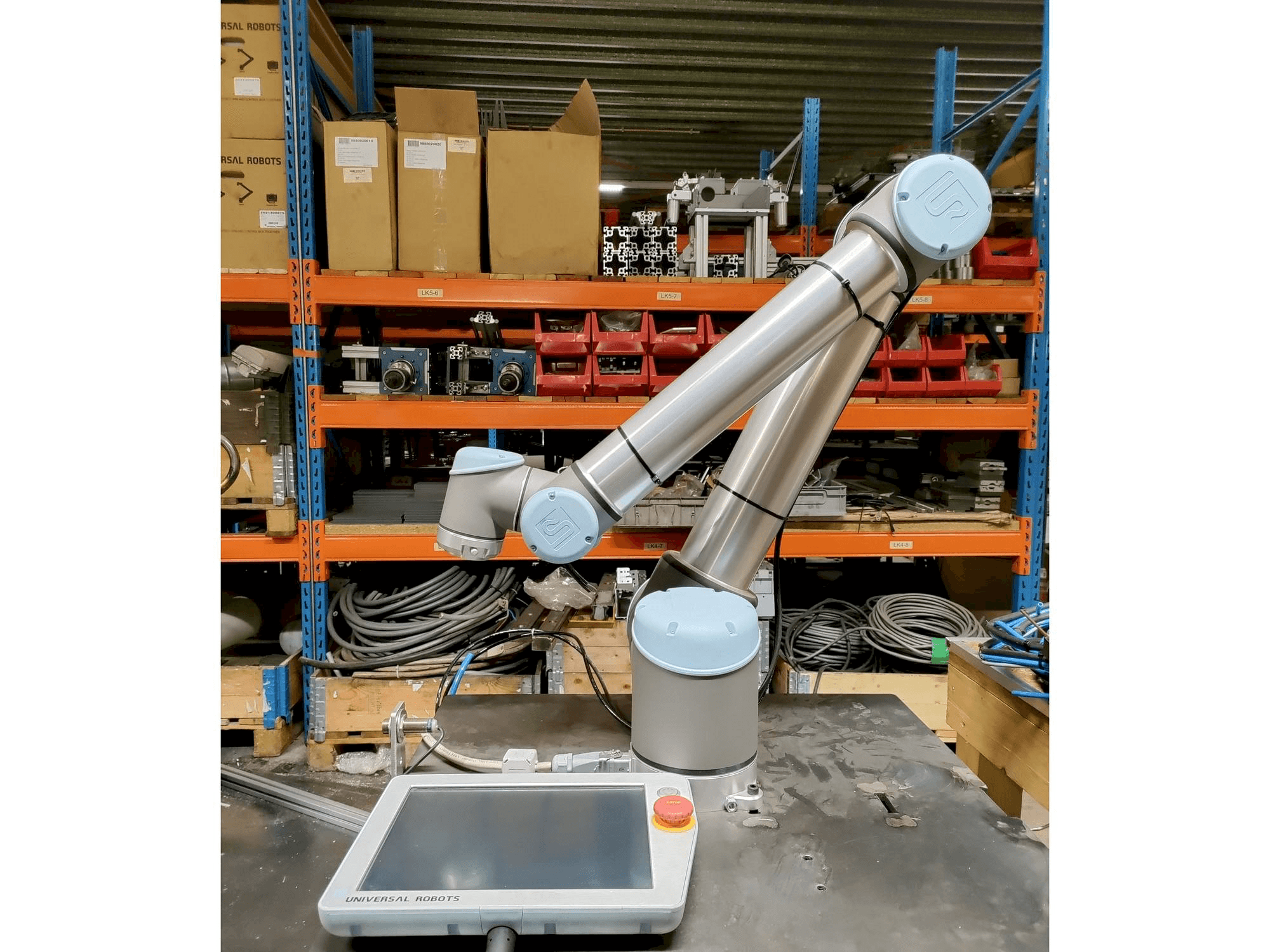 Widok z przodu maszyny Universal Robots UR10