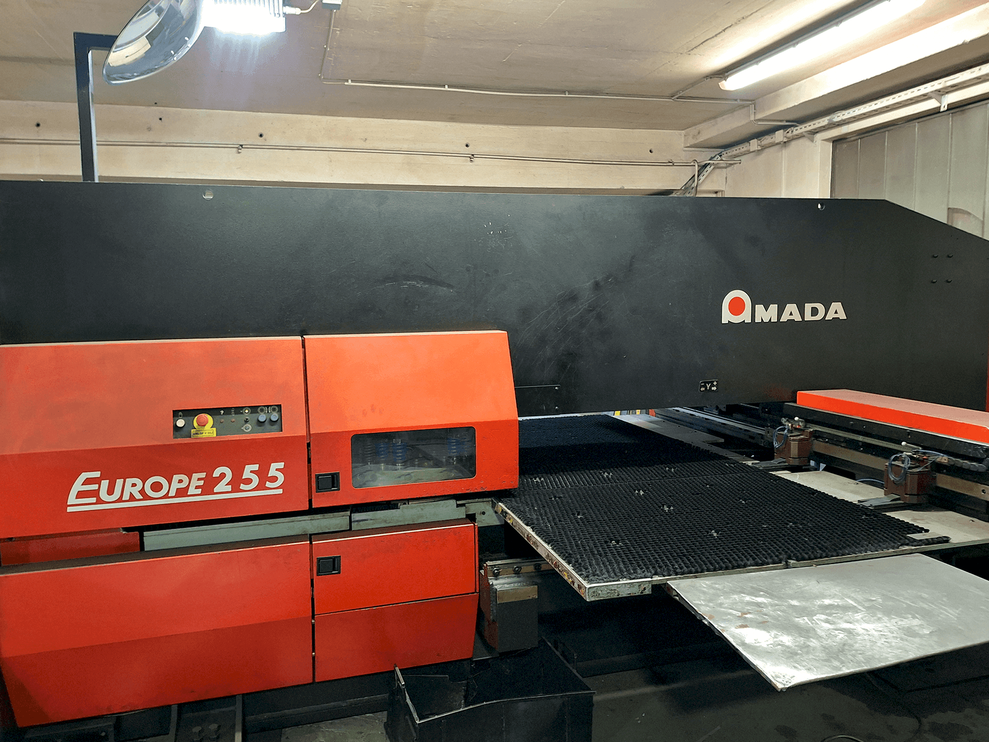 Widok z przodu maszyny AMADA EUROPE 255 CNC