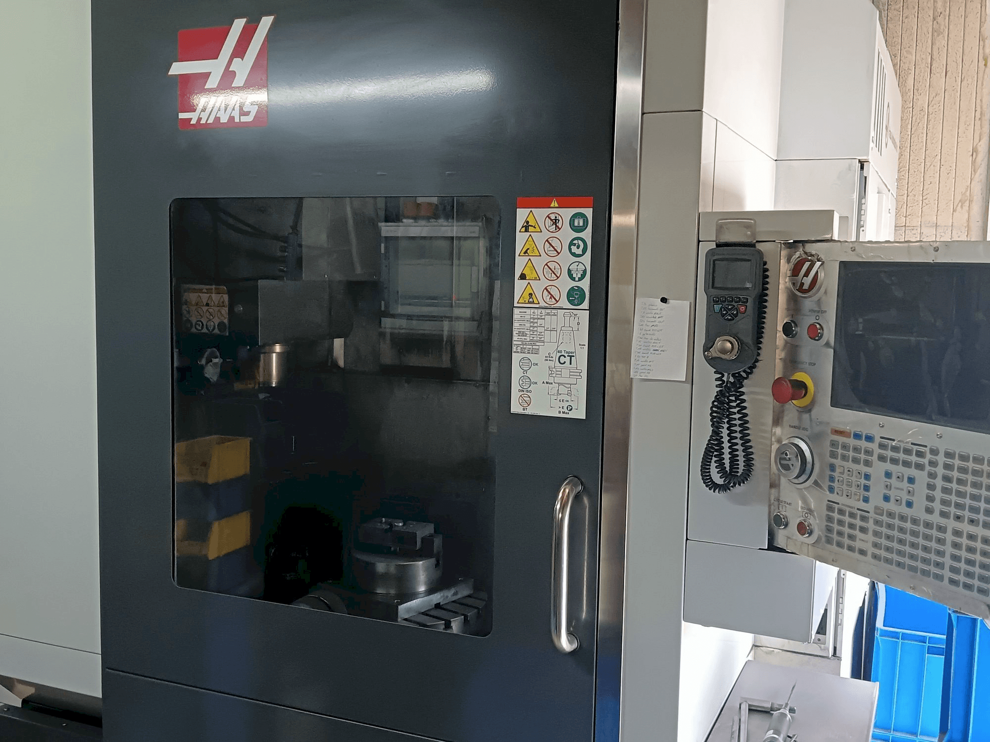 Widok z przodu maszyny HAAS UMC 750