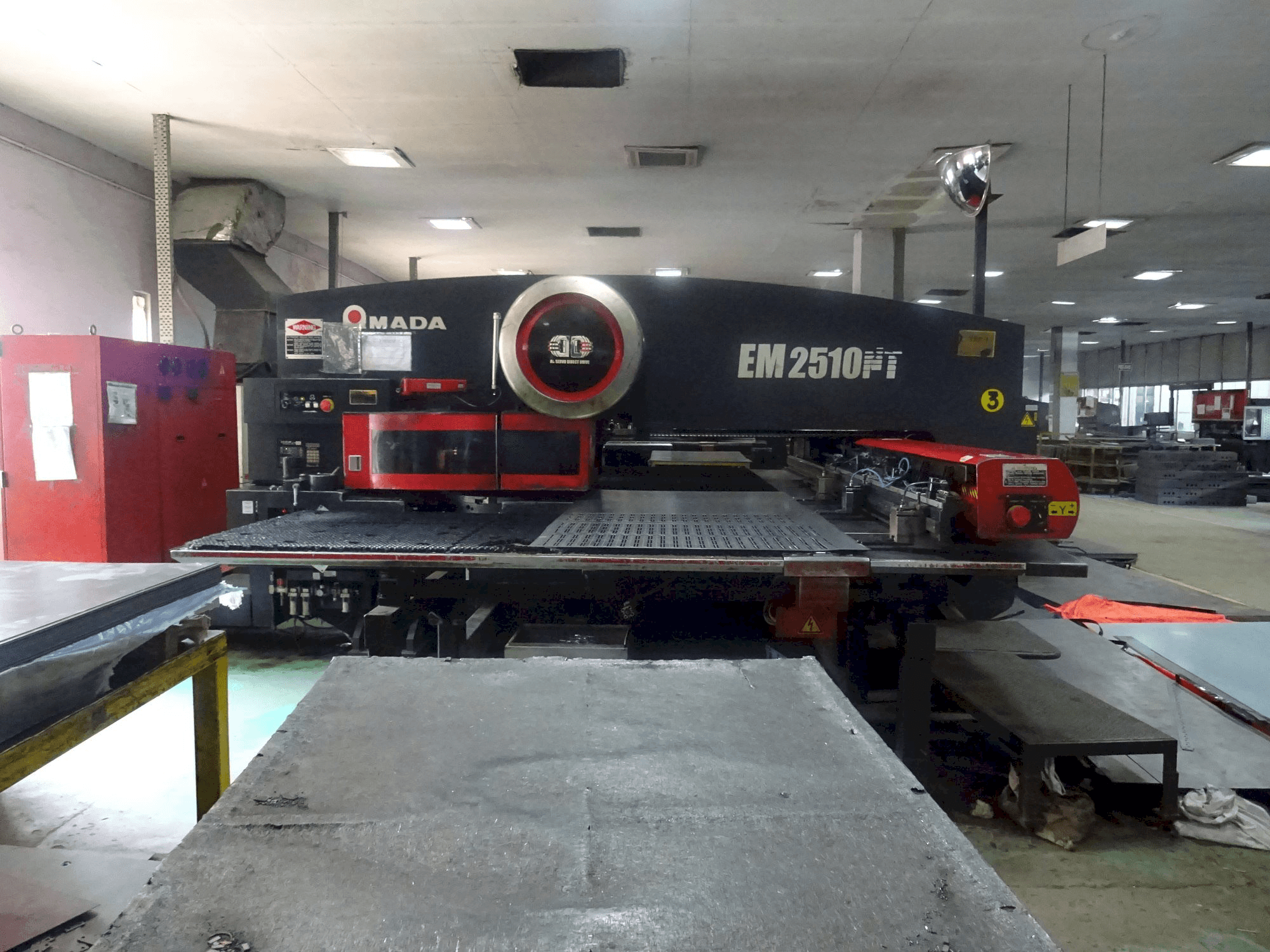 Widok z przodu maszyny AMADA EM 2510 NT