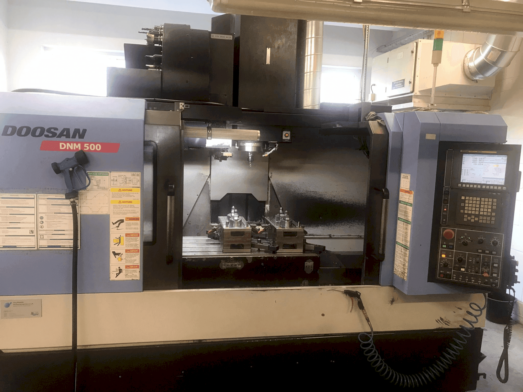 Widok z przodu maszyny DOOSAN DNM 500