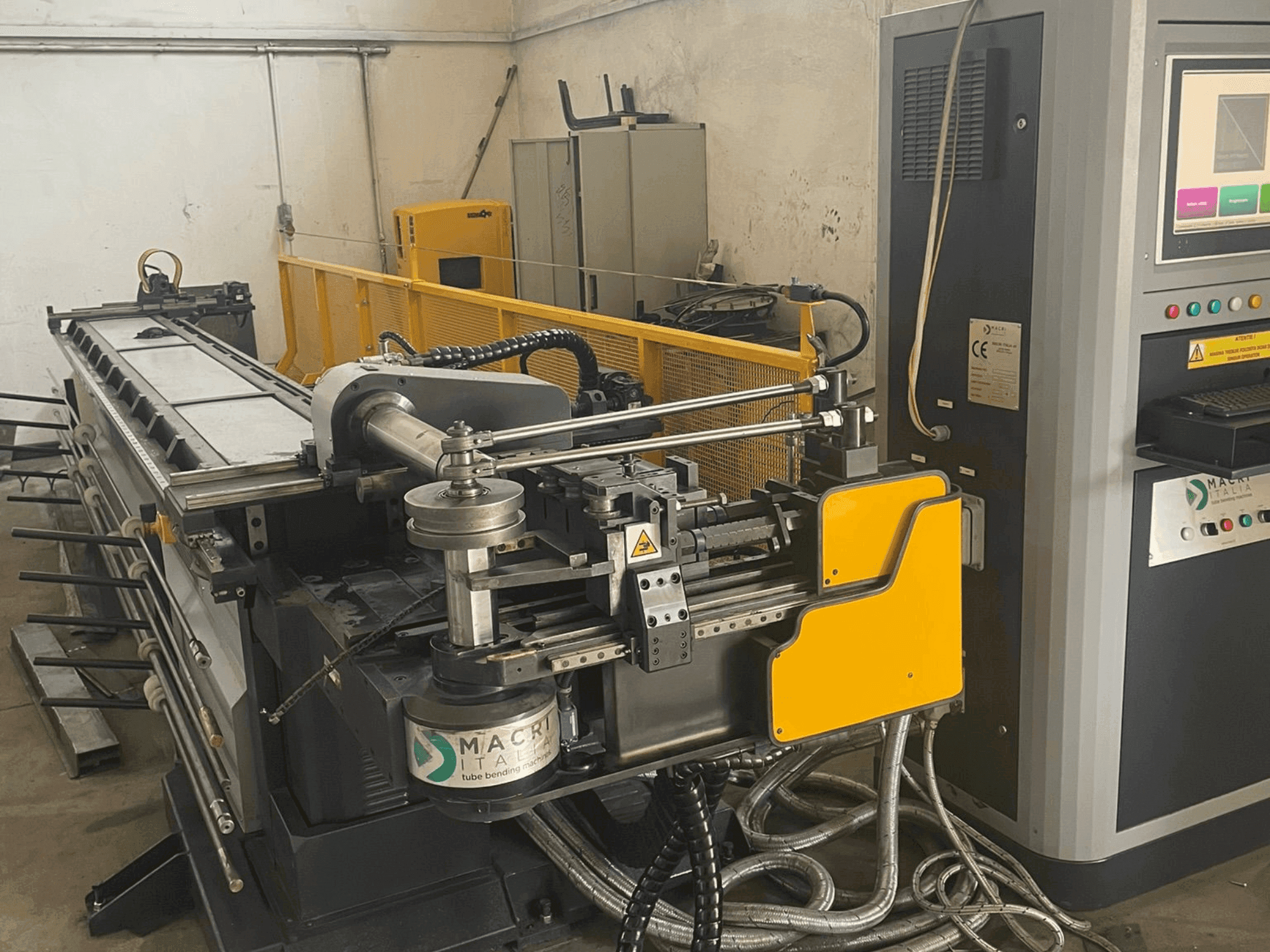 Widok z przodu maszyny MACRI PROVAR 6-45 U-D