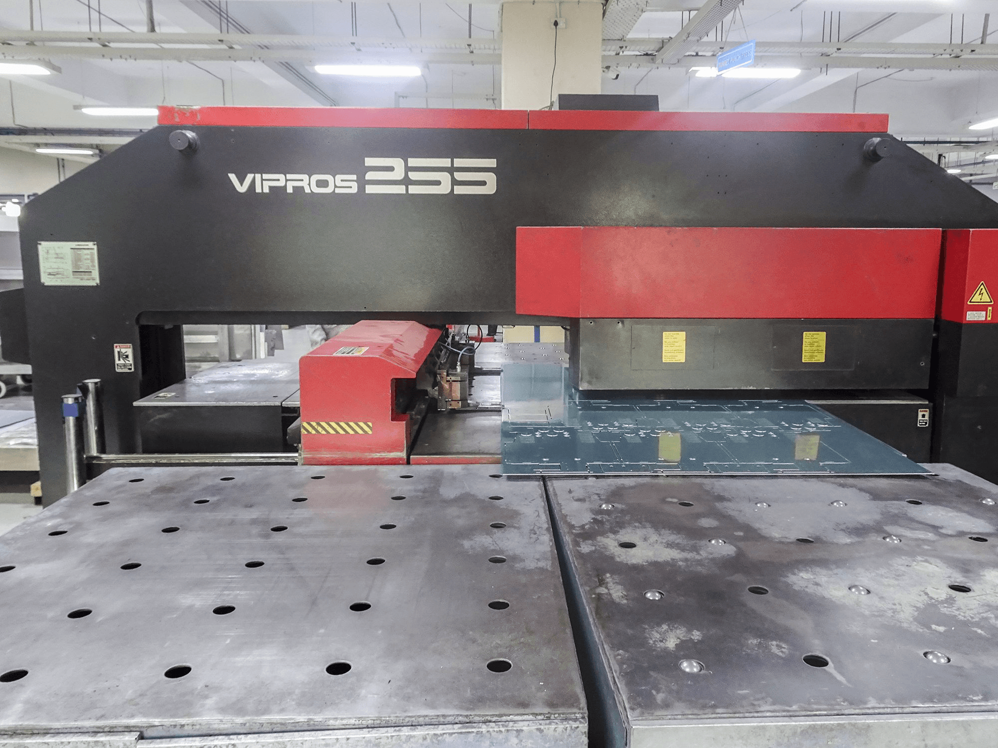 Widok z przodu maszyny AMADA Vipros 255