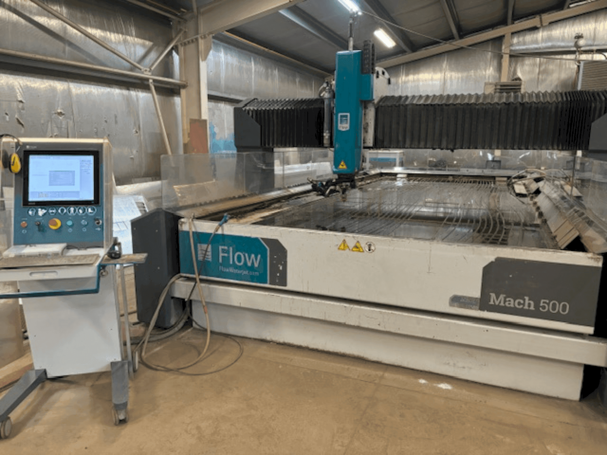 Widok z przodu maszyny Flow Mach M500-2060