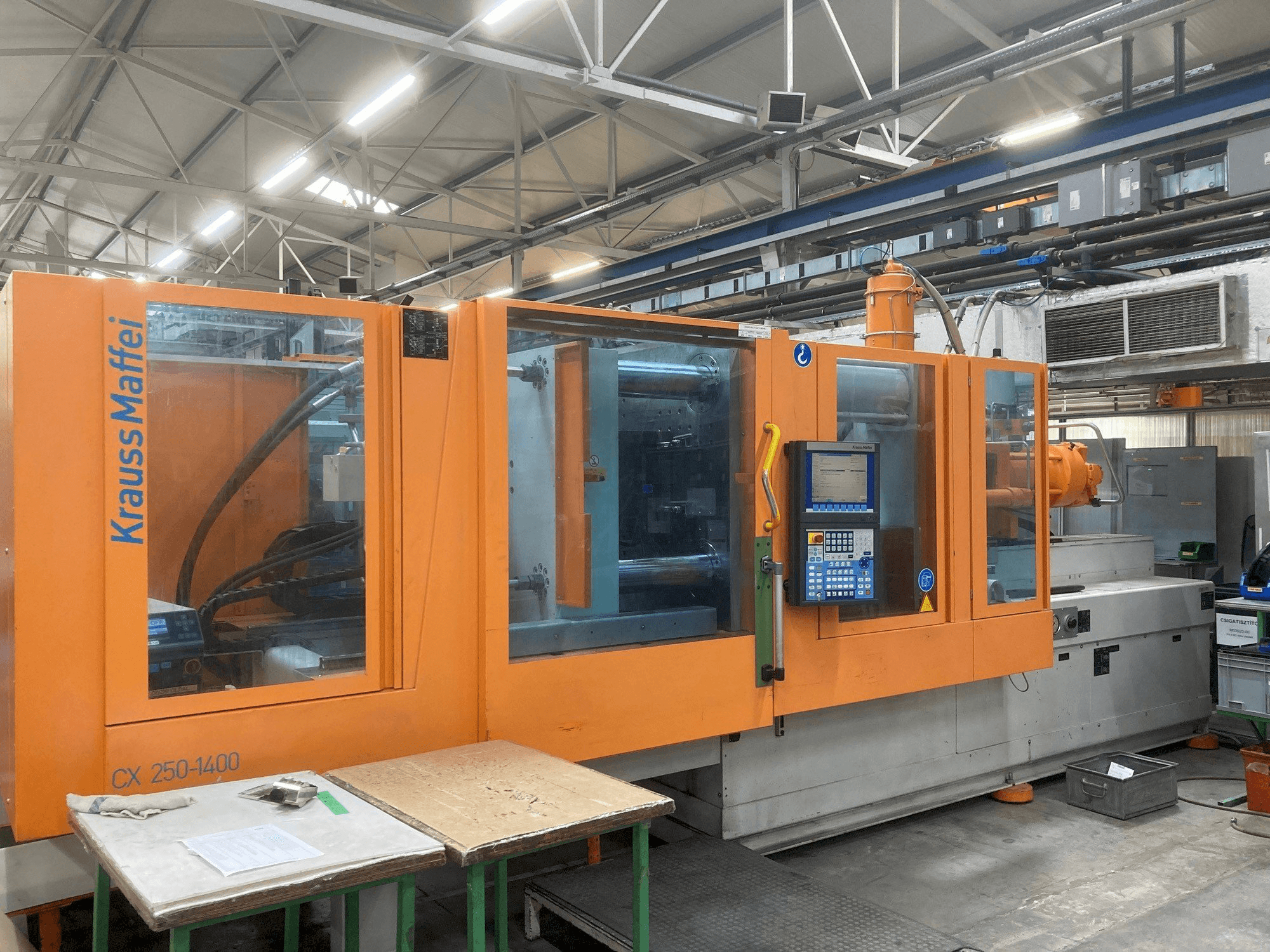 Widok z przodu maszyny Krauss Maffei KM 250-400 CX