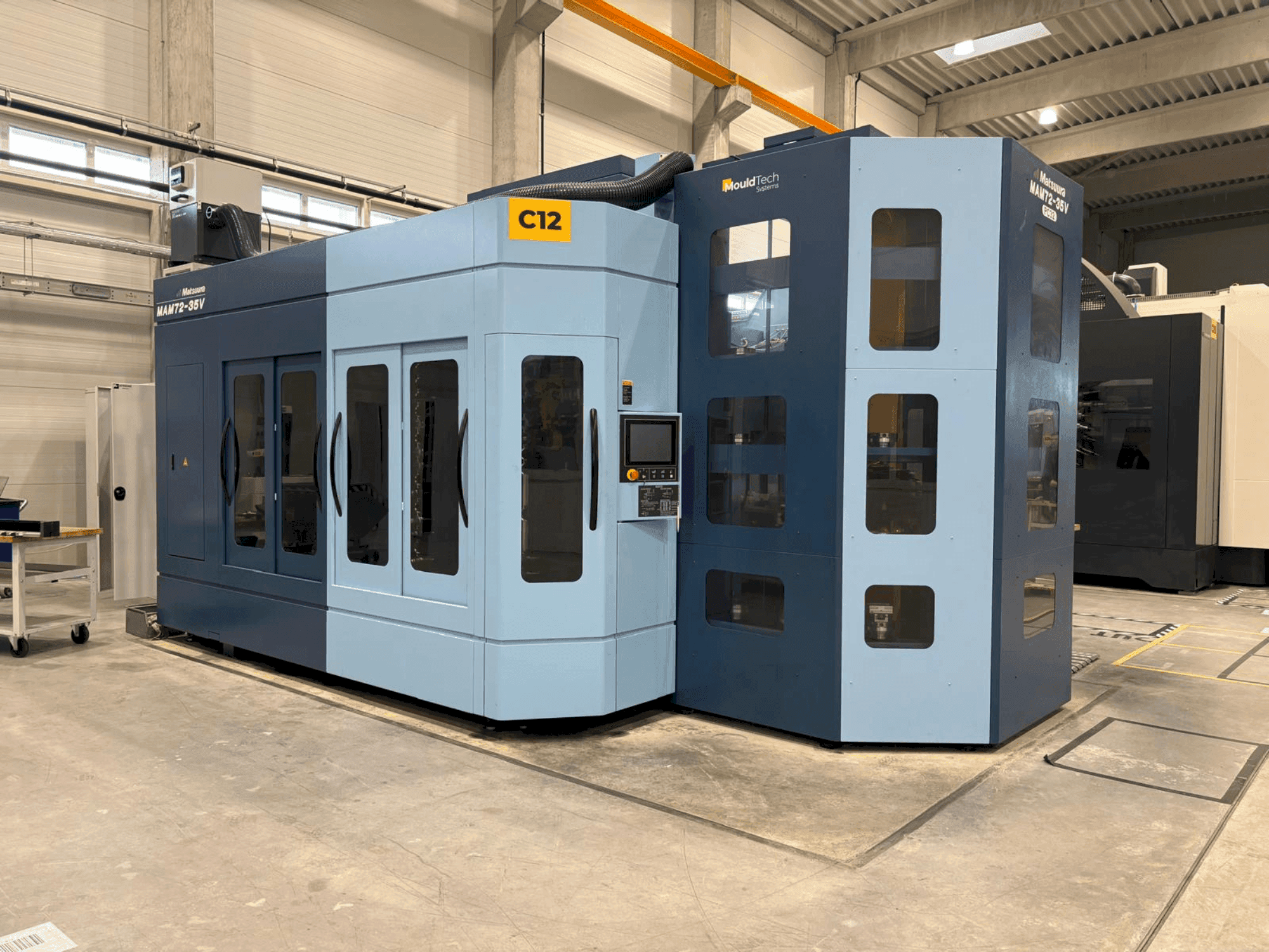 Widok z przodu maszyny Matsuura MAM72-35V