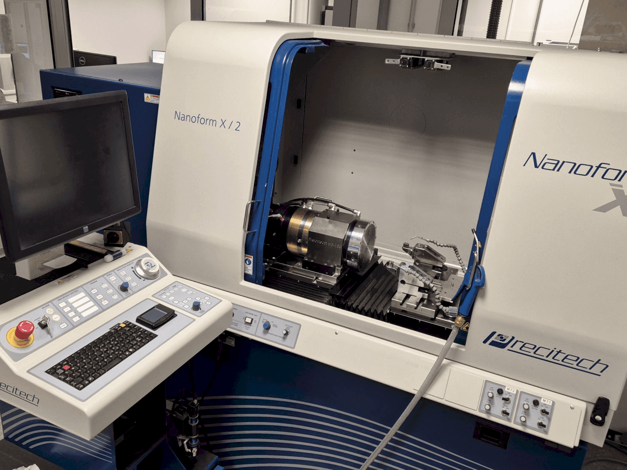 Widok z przodu maszyny PRECITECH Nanoform X