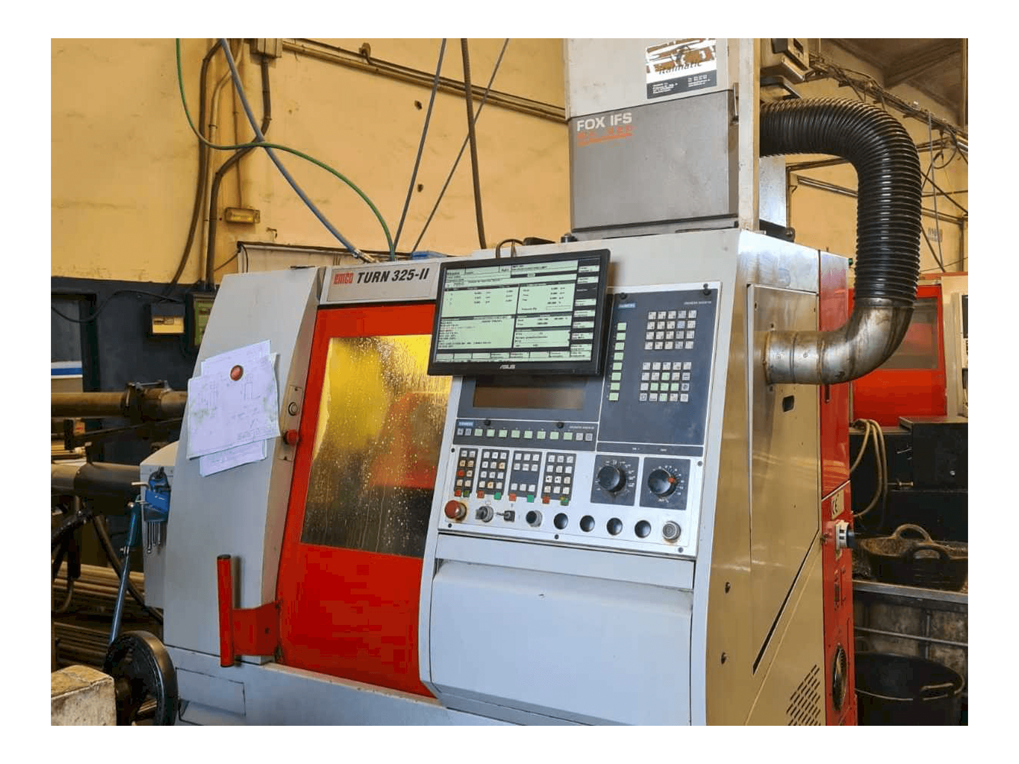 Widok z przodu maszyny EMCO Turn 325-II