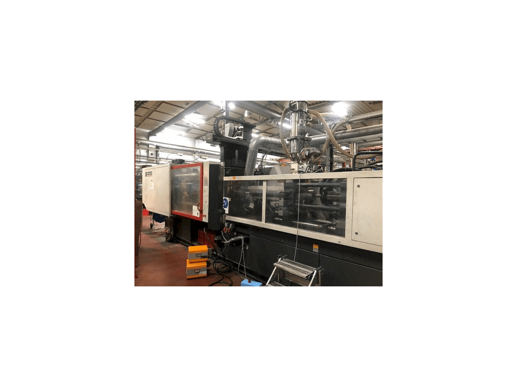 Widok z przodu maszyny FERROMATIK MILACRON K320