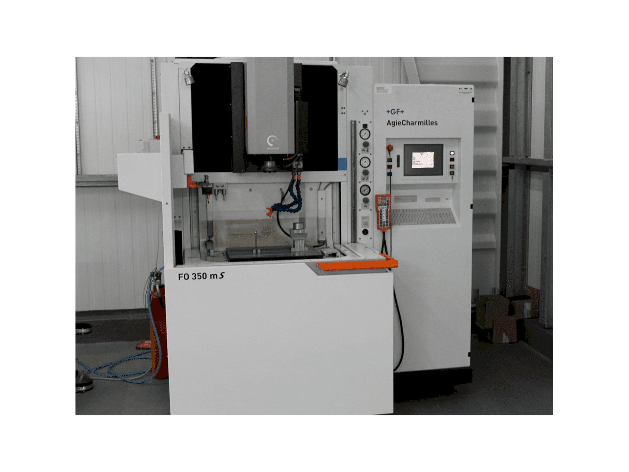 Widok z przodu maszyny AgieCharmilles FO350MS