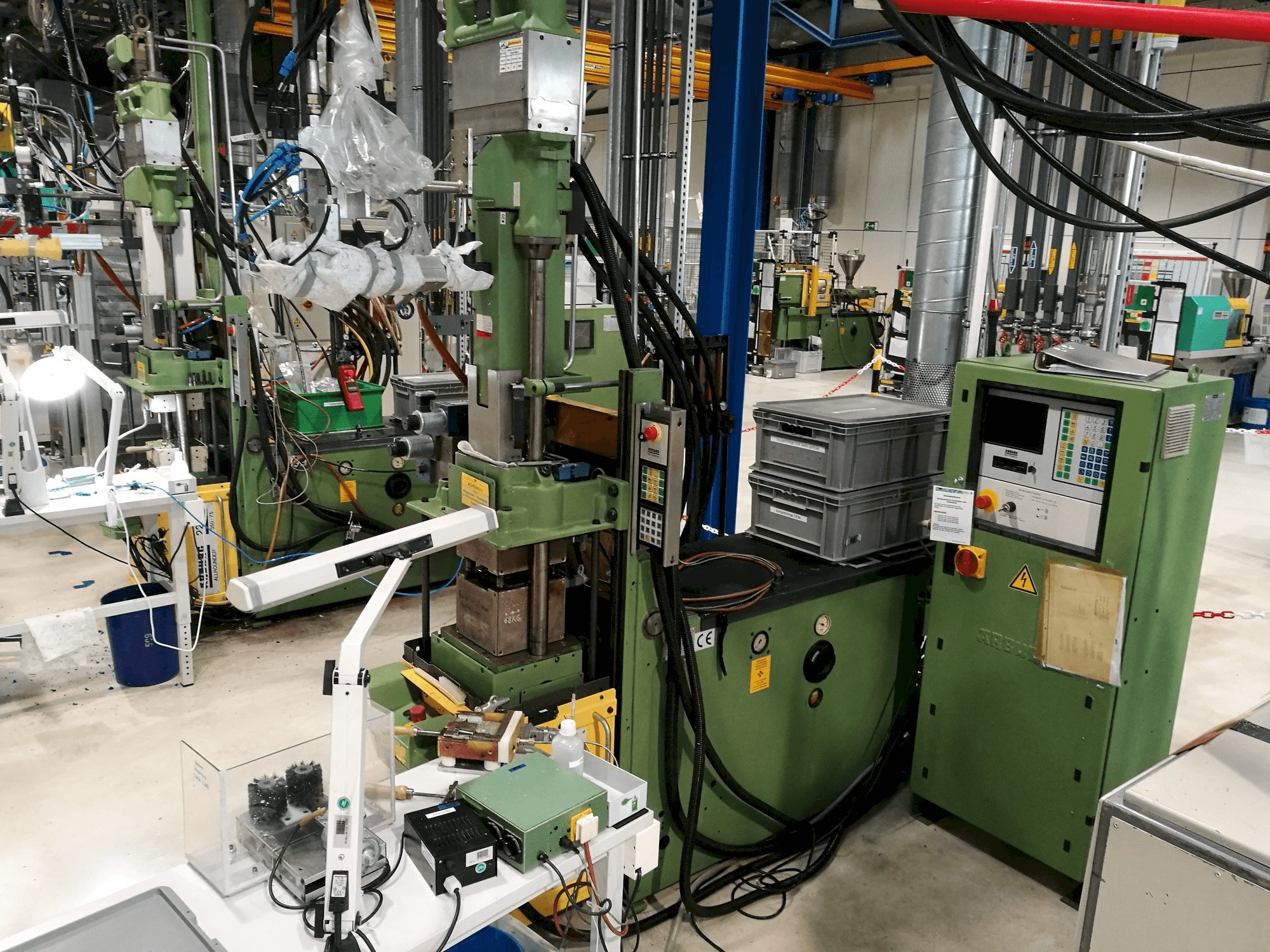 Widok z przodu maszyny Arburg 221M-350-75U