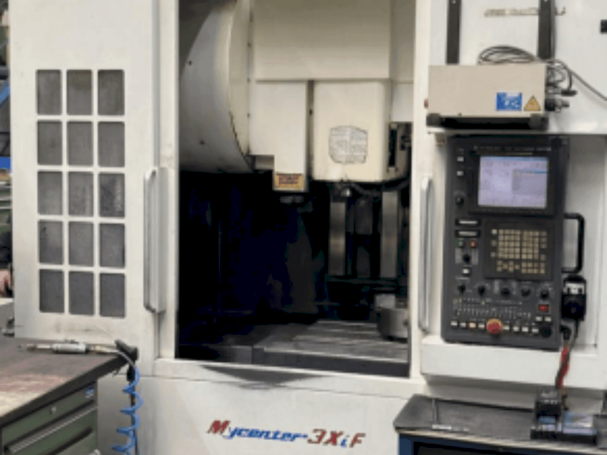 Widok z przodu maszyny Kitamura 3XiF