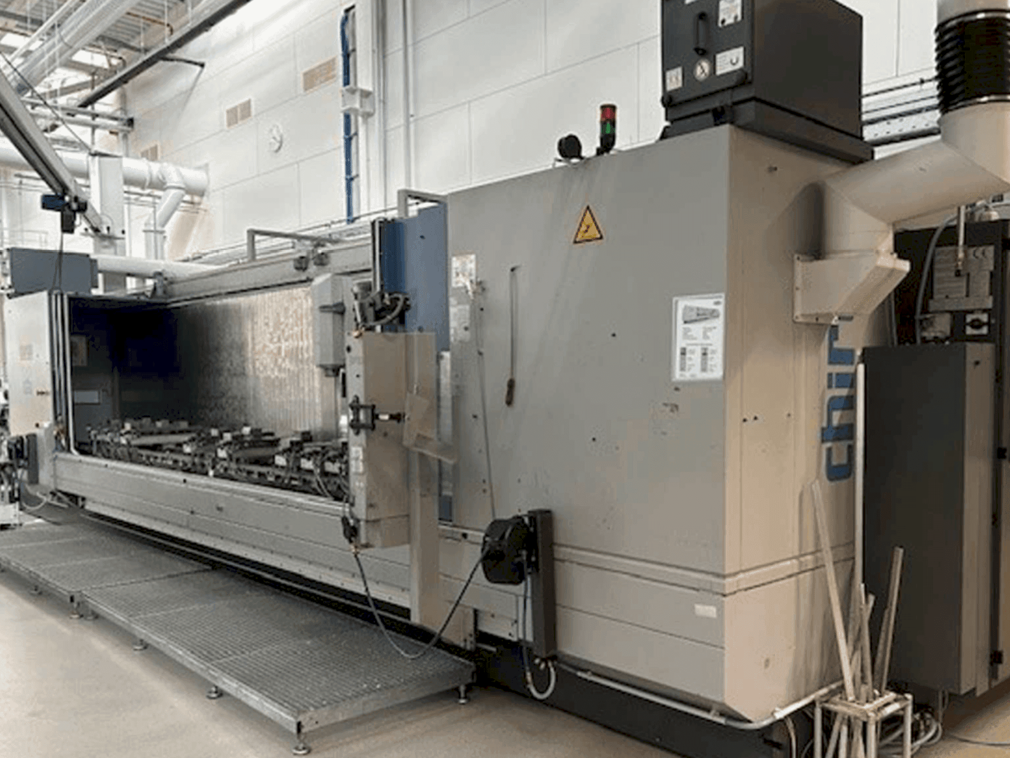 Widok z przodu maszyny CHIRON Mill 6000 SK