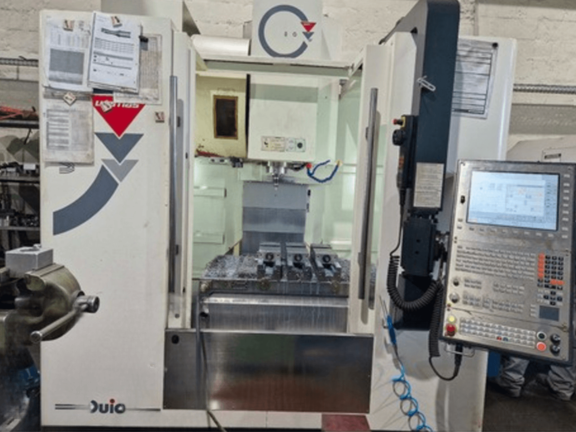 Widok z przodu pionowego centrum obróbczego WEMAS VZ 860 z panelem sterowania i interfejsem CNC, z dołączoną dokumentacją.