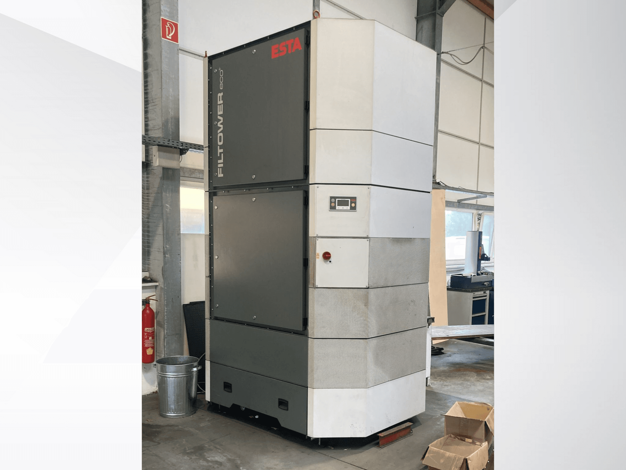 ESTA Filtower eco w kolorze szarym i białym, widok z przodu, posiada panel sterowania i porty wentylacyjne. Odpowiedni do przemysłowej filtracji powietrza.