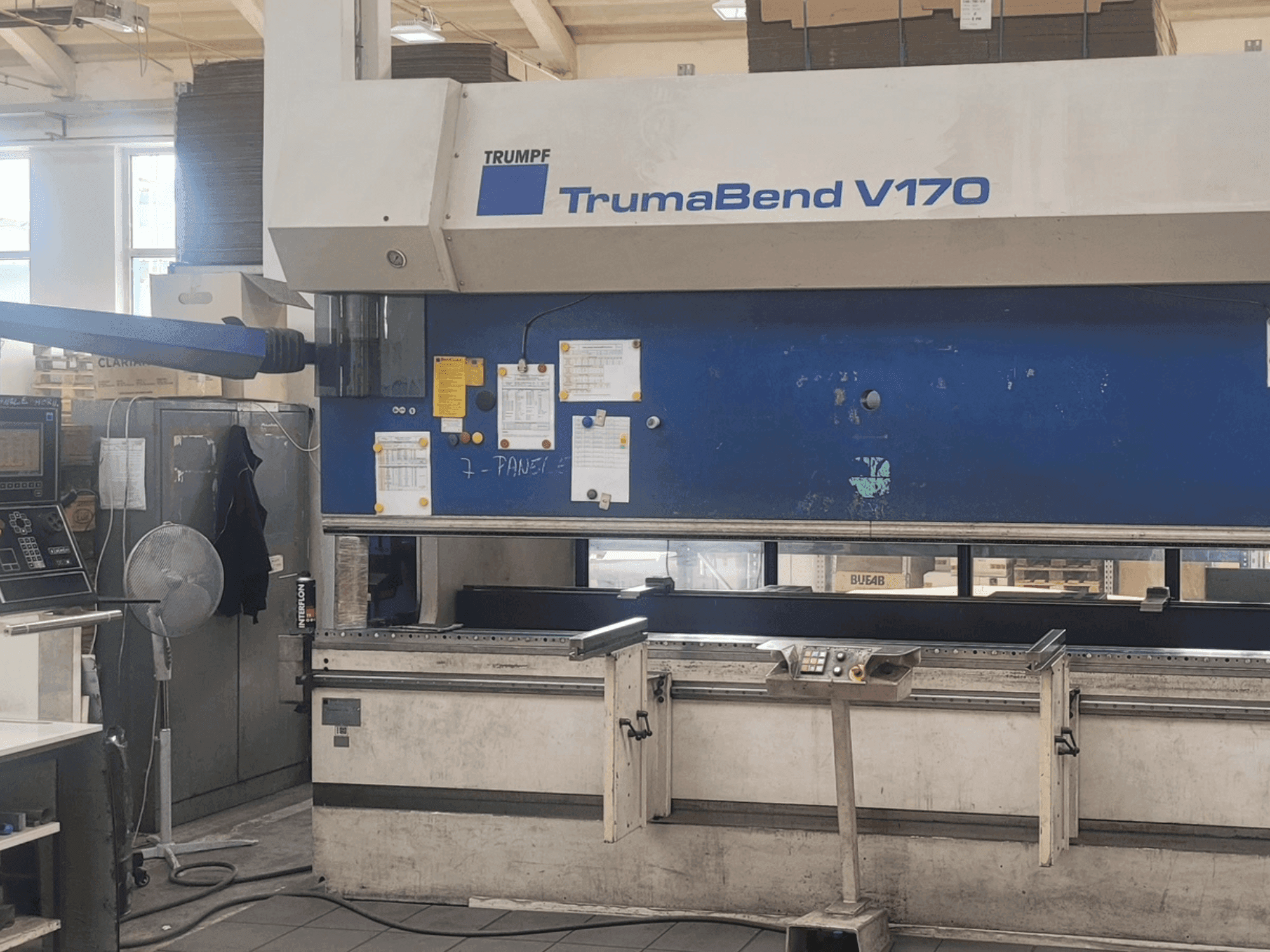 Widok z przodu maszyny TRUMPF TrumaBend V170