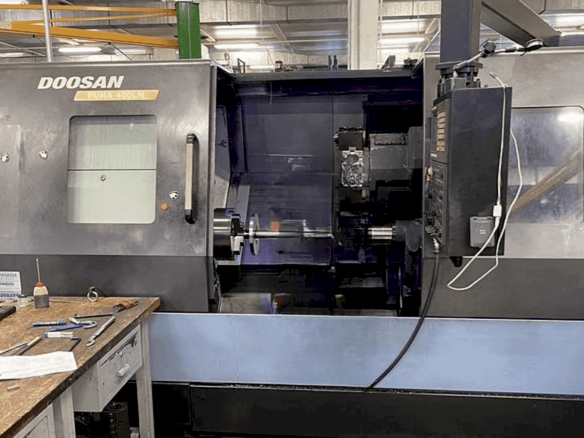Widok z przodu maszyny DOOSAN Puma 400 LMA