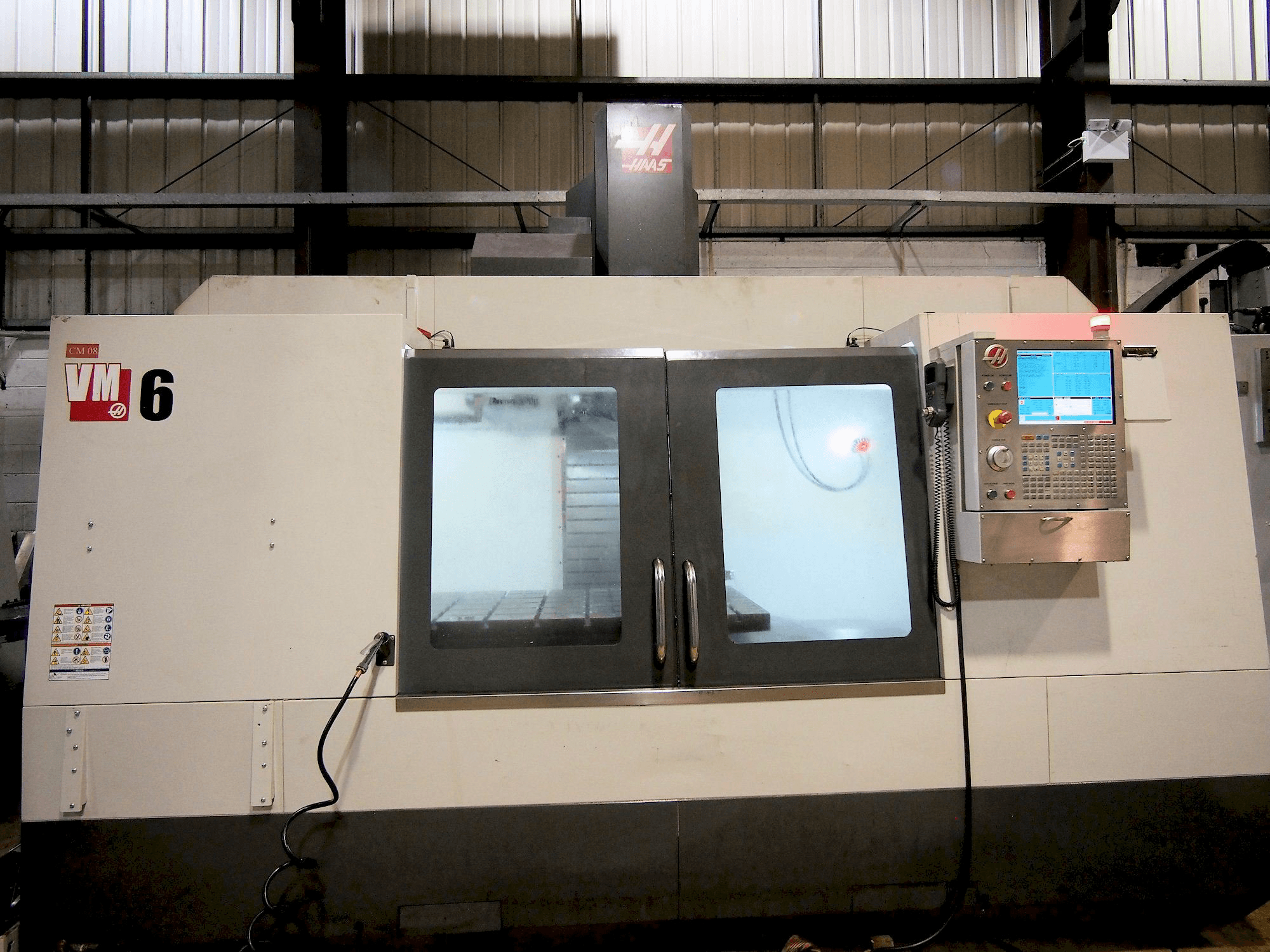 Widok z przodu maszyny HAAS VM-6