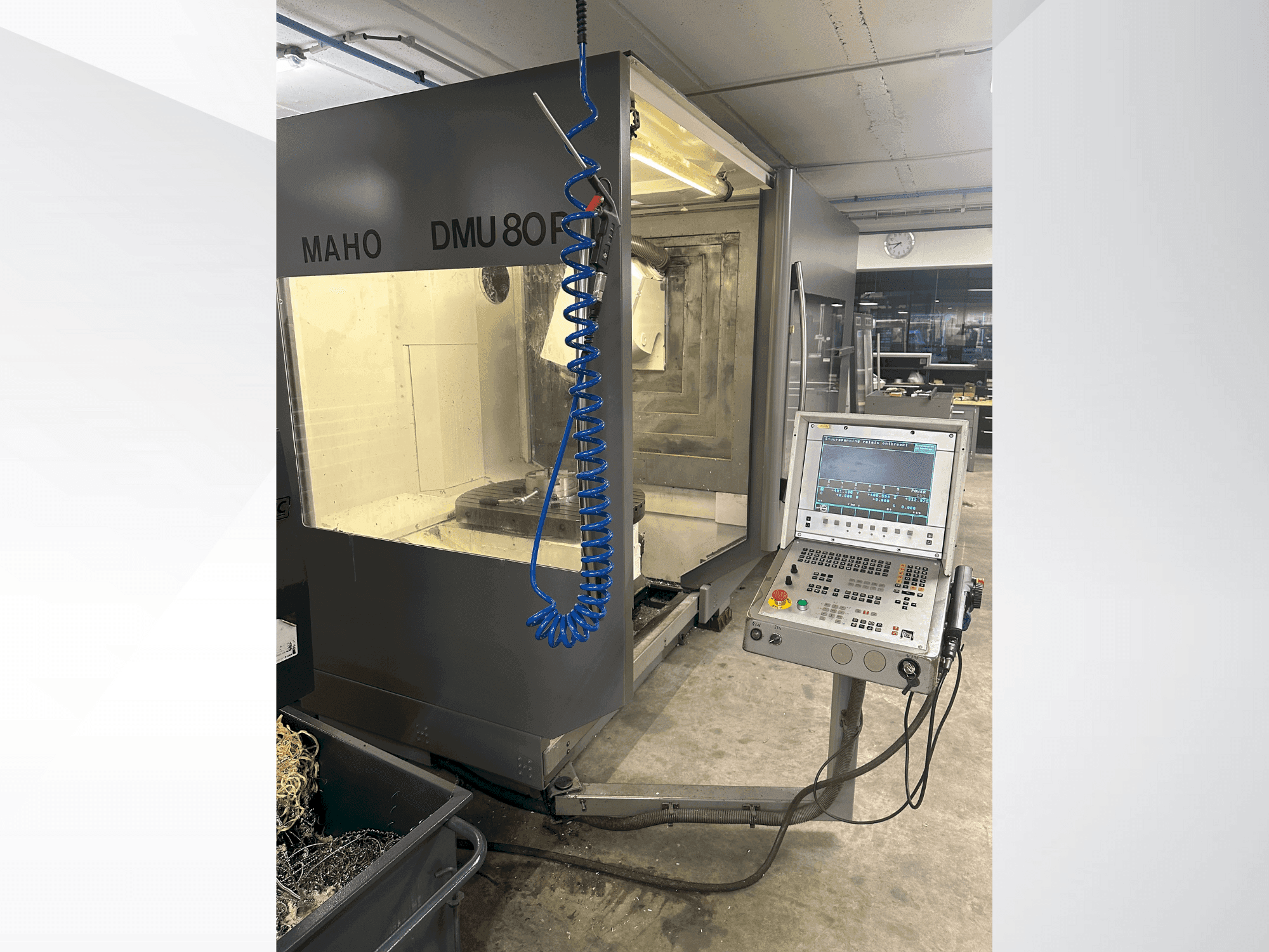 Widok z przodu maszyny DECKEL MAHO DMU 80P