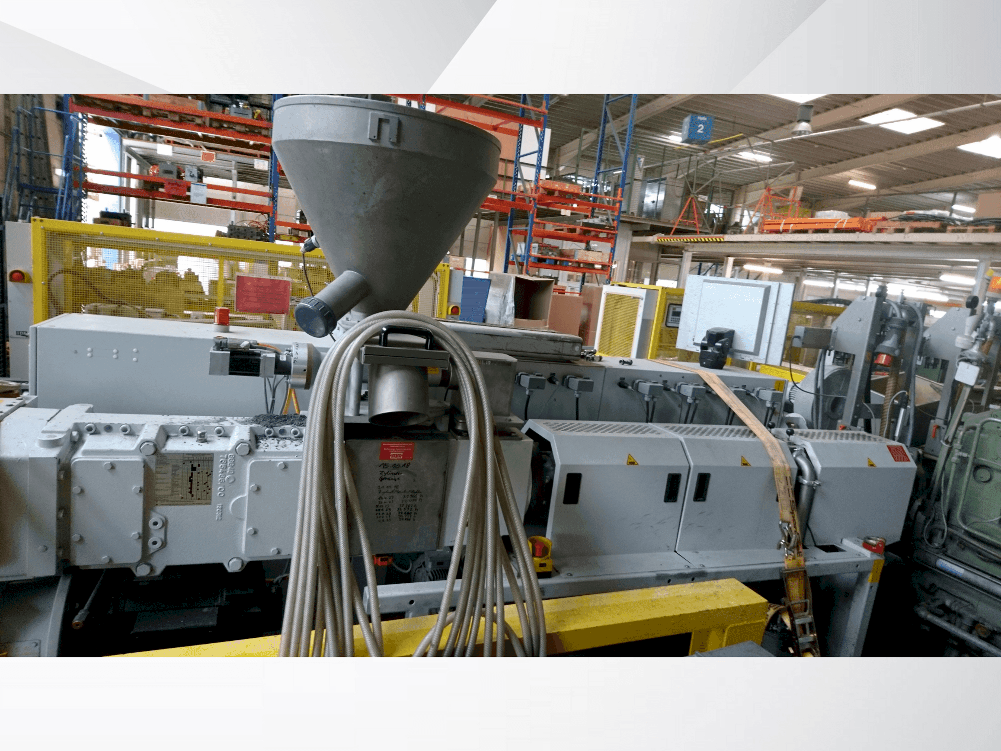 Widok z przodu maszyny Krauss Maffei KMD 75 XS/P