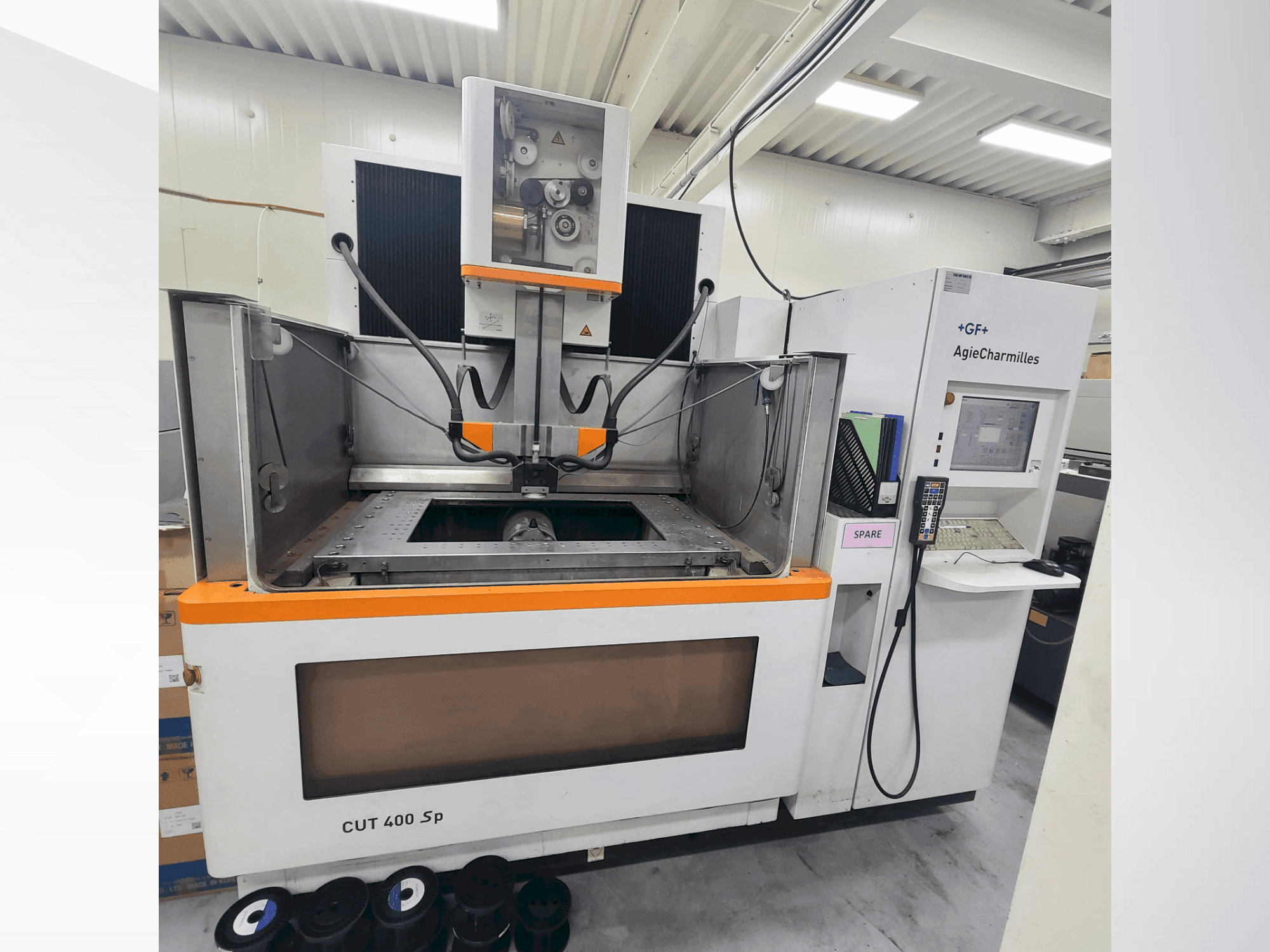 Widok z przodu maszyny AGIE CUT 400 Sp