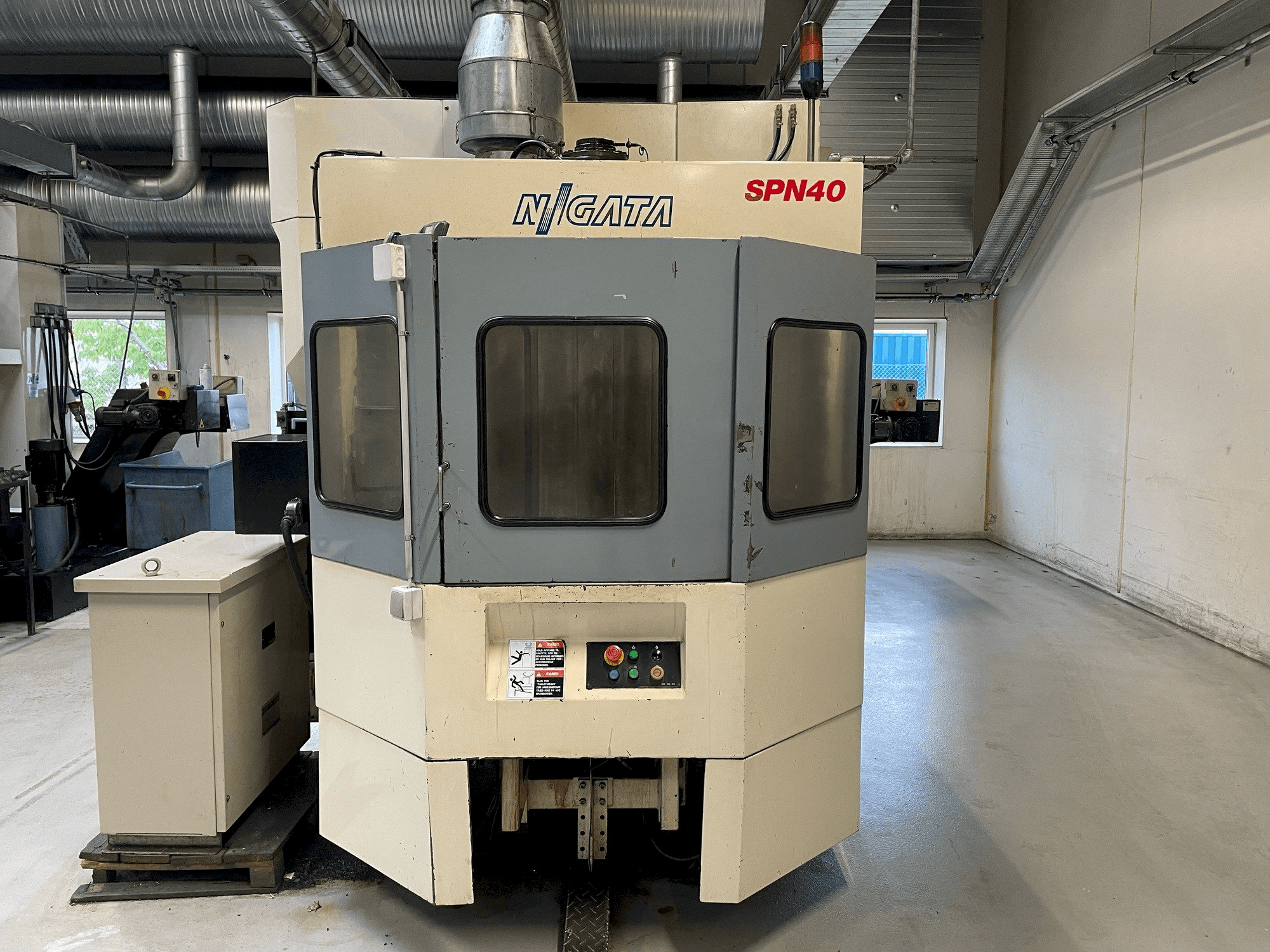 Widok z przodu maszyny Niigata SPN 40