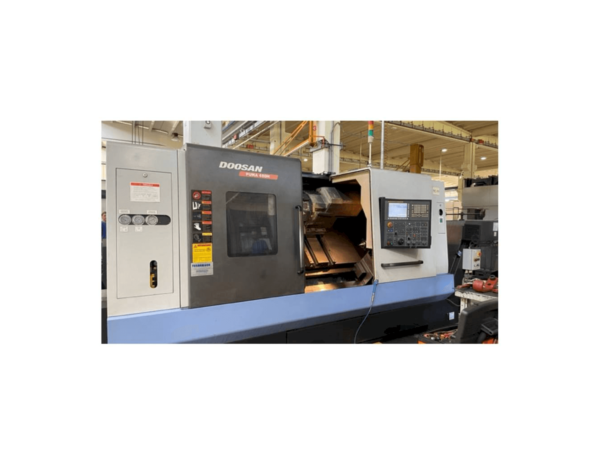 Widok z przodu maszyny Doosan PUMA 480 MB