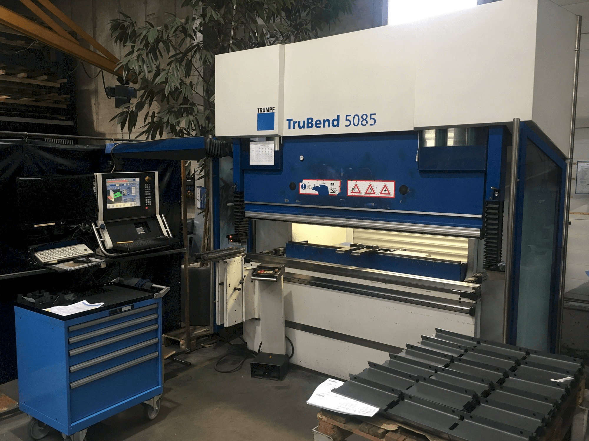Widok z prawej maszyny Trumpf TruBend 5085X