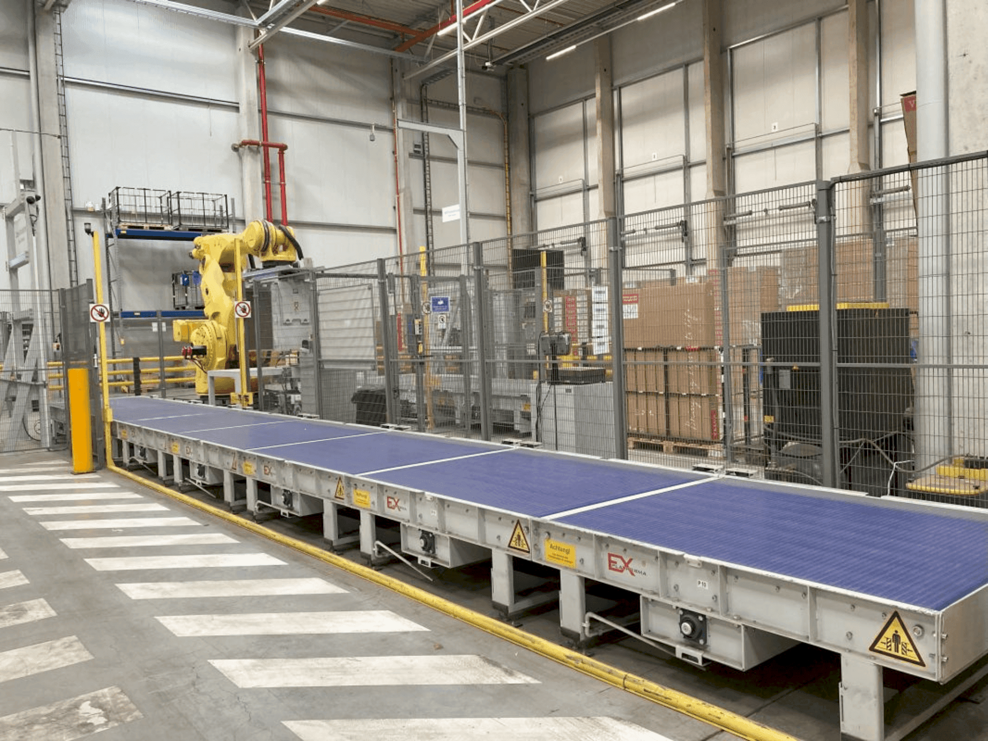 Widok z przodu maszyny FANUC M-2000iA/1700L