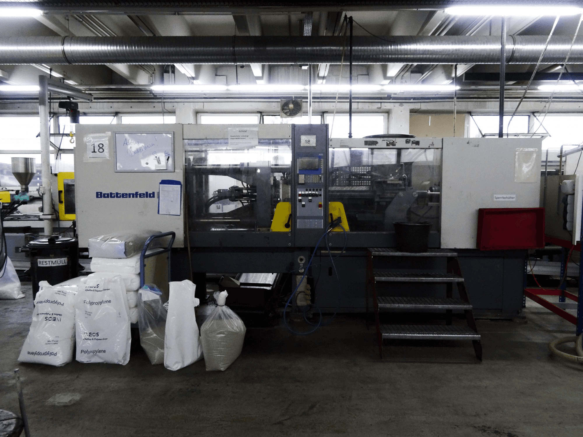 Widok z przodu maszyny Battenfeld BA 1500/630 BK