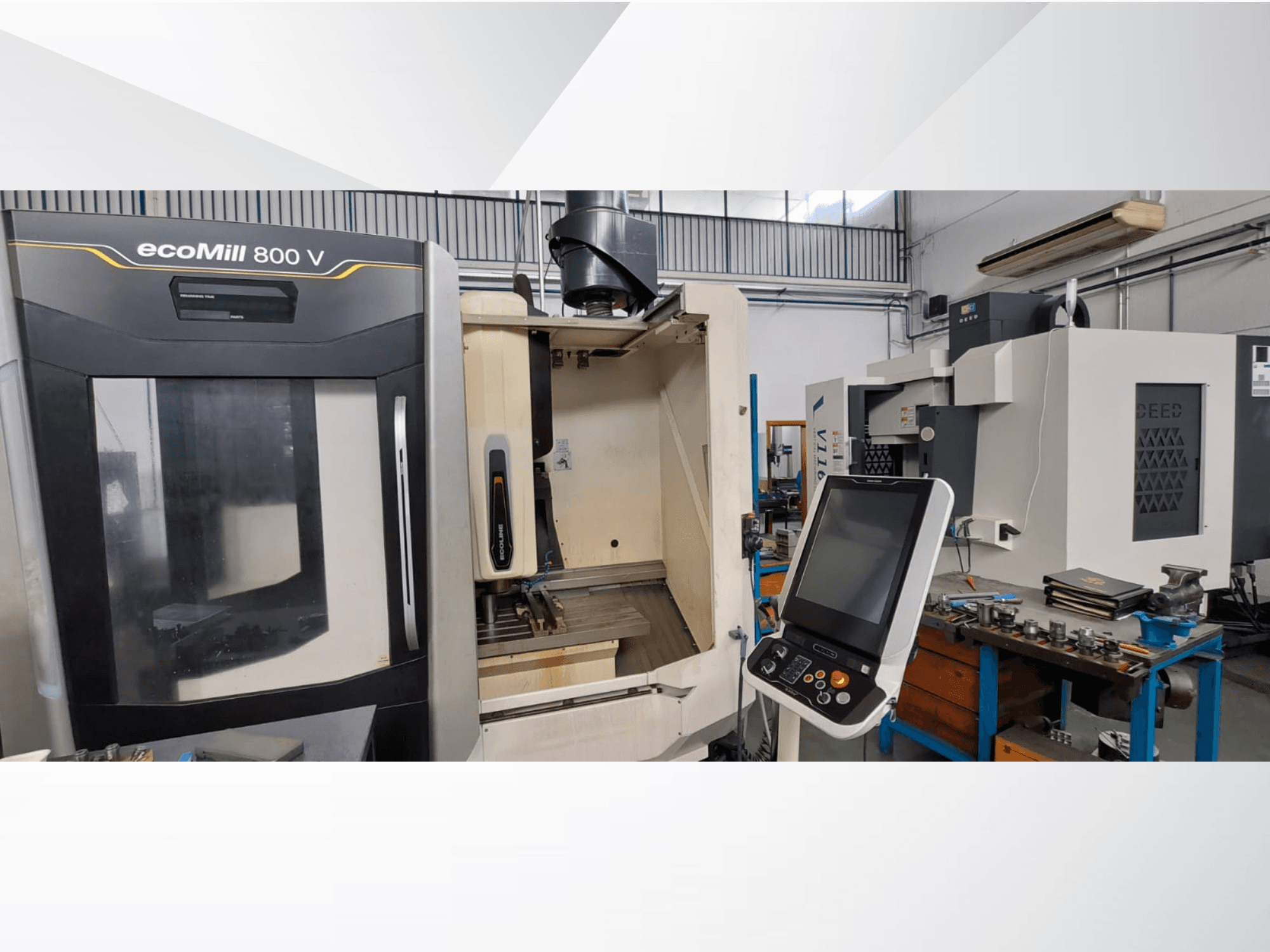 Widok z przodu pionowego centrum obróbczego DMG ecoMill 800V z panelem sterowania i otwartym obszarem obróbki.