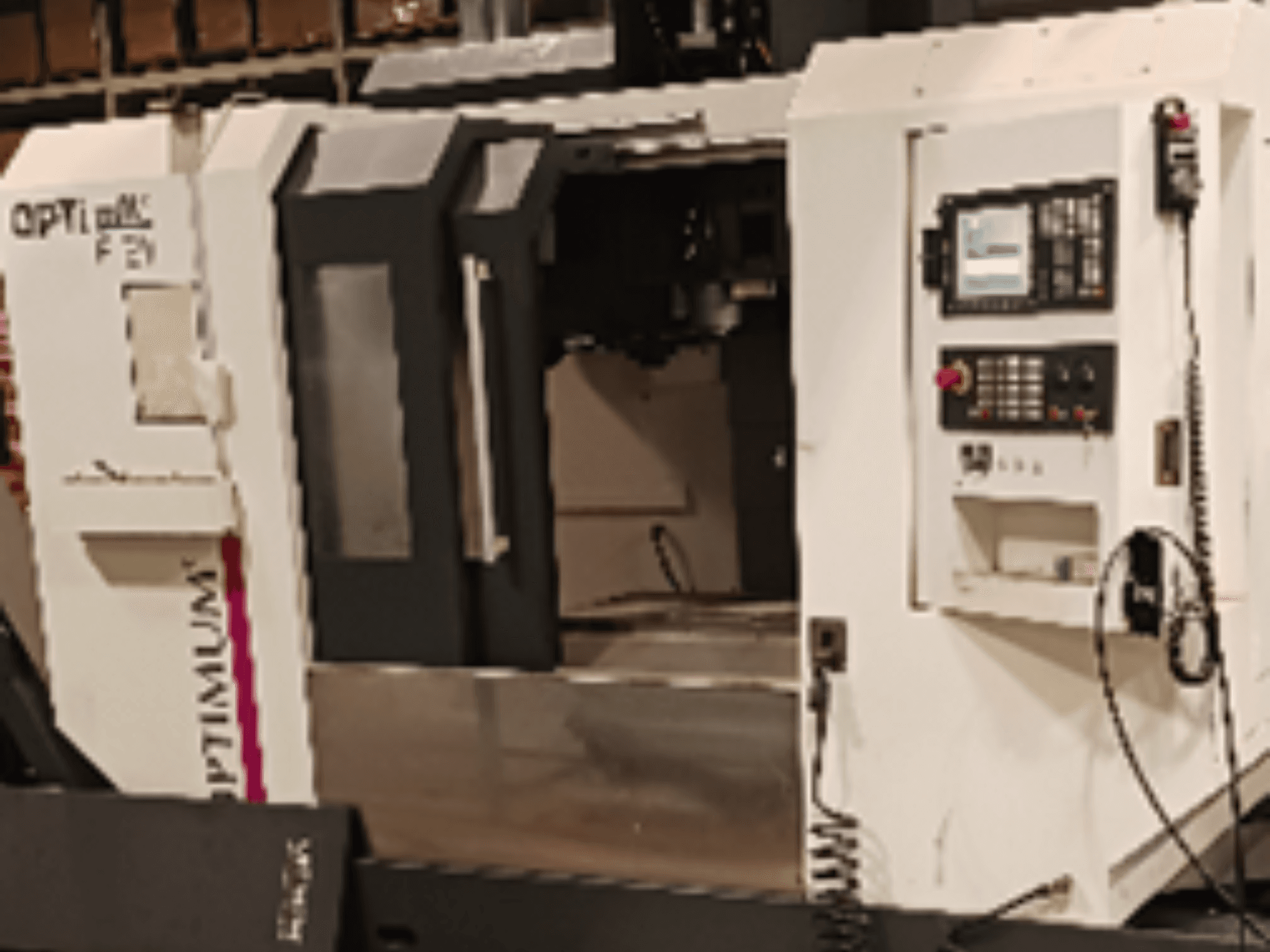 Centrum obróbcze pionowe Optimum F310 widziane z przodu, wyposażone w panel sterowania i łatwo dostępną strefę roboczą.