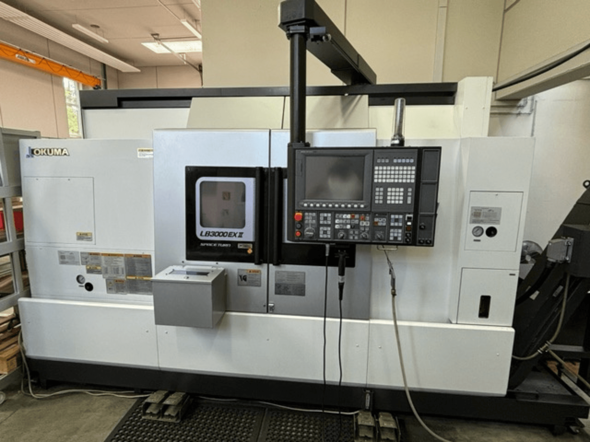 Okuma LB 3000 EXII tokarka pozioma, widok z przodu pokazujący panel sterowania i funkcje operacyjne.