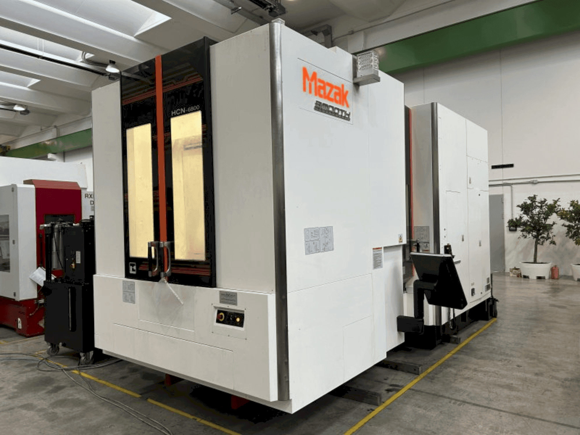 Widok z przodu maszyny Mazak HCN-6800