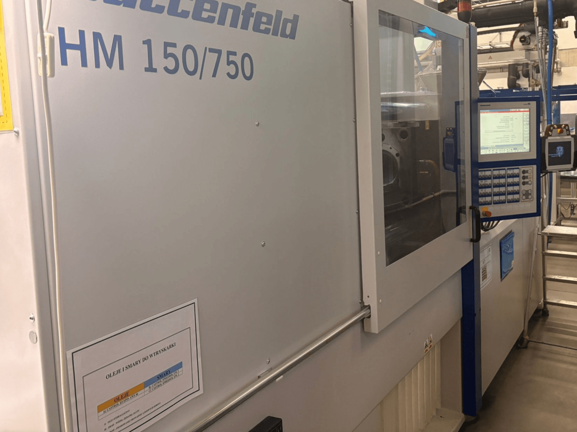 Wtryskarka Hoffer Maschinenbau HM 150/750, widok z przodu, pokazujący panel sterowania i wyświetlacz operacyjny.