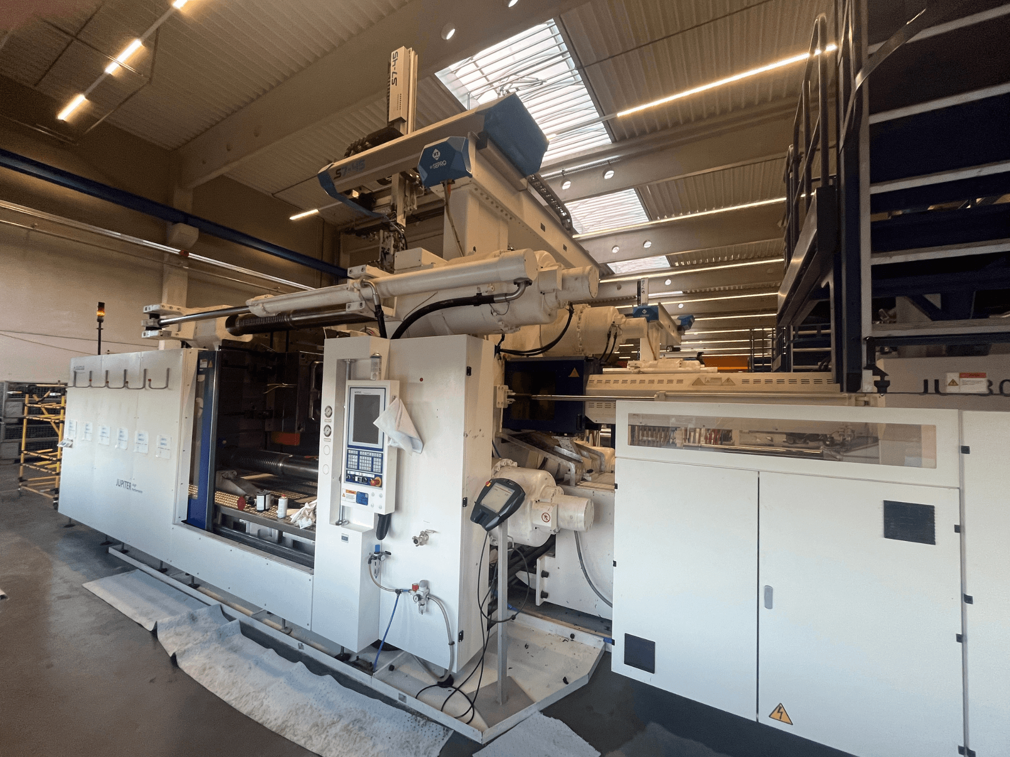 Widok z przodu maszyny tekstylnej Autefa z panelem sterowania, komponentami i ustawieniami przemysłowymi.