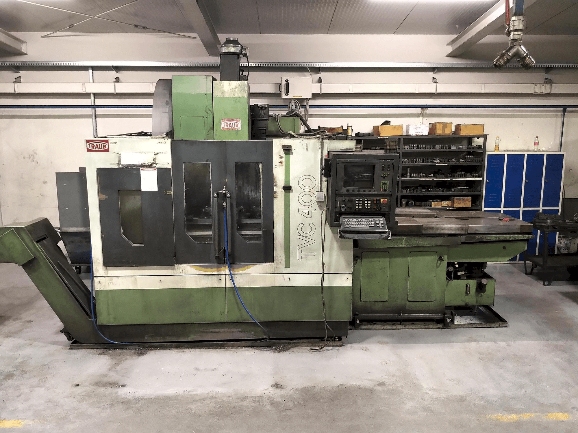 Widok z przodu maszyny TRAUB TVC 400 P