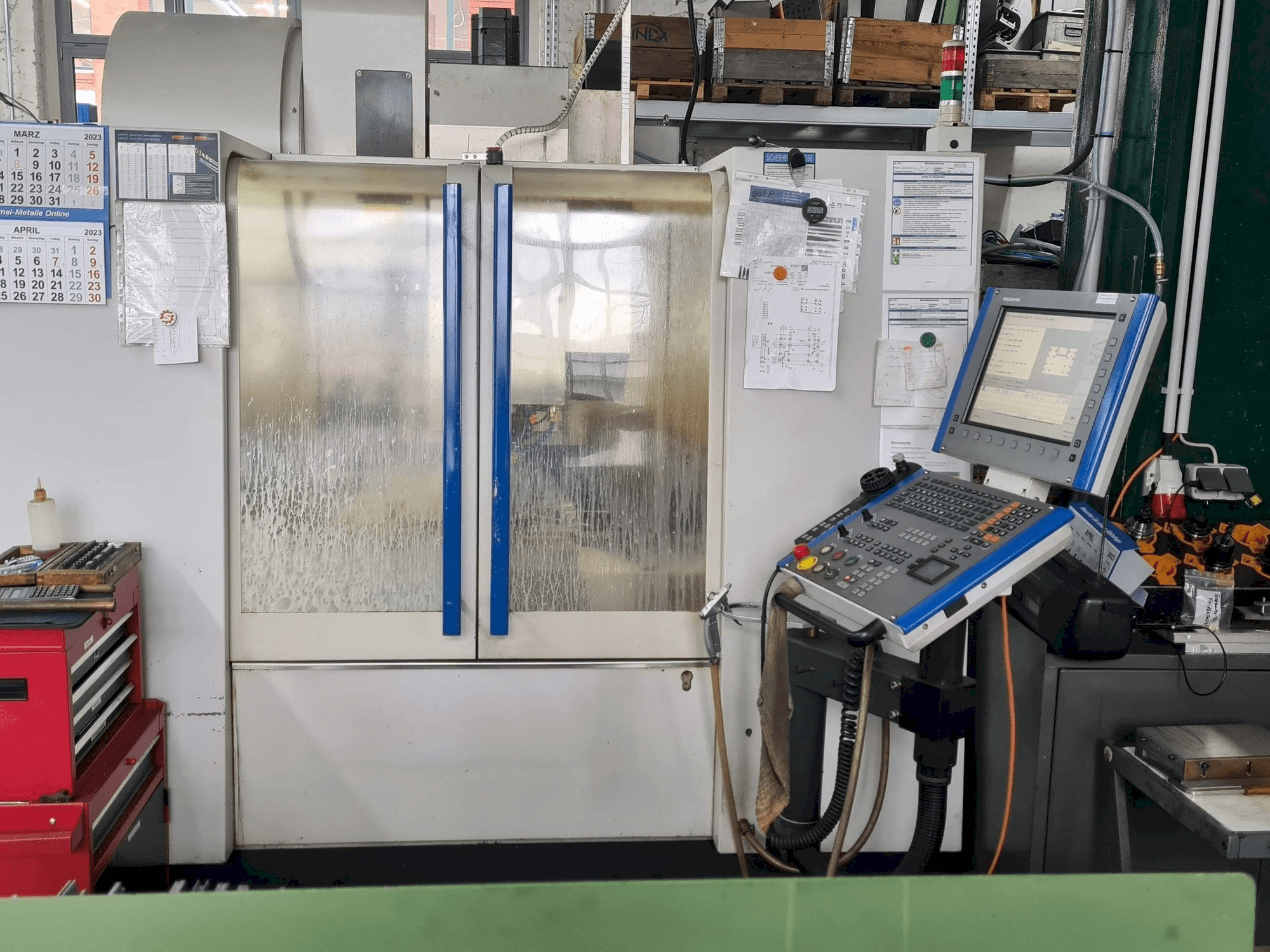 Widok z przodu maszyny MIKRON VCE600 Pro